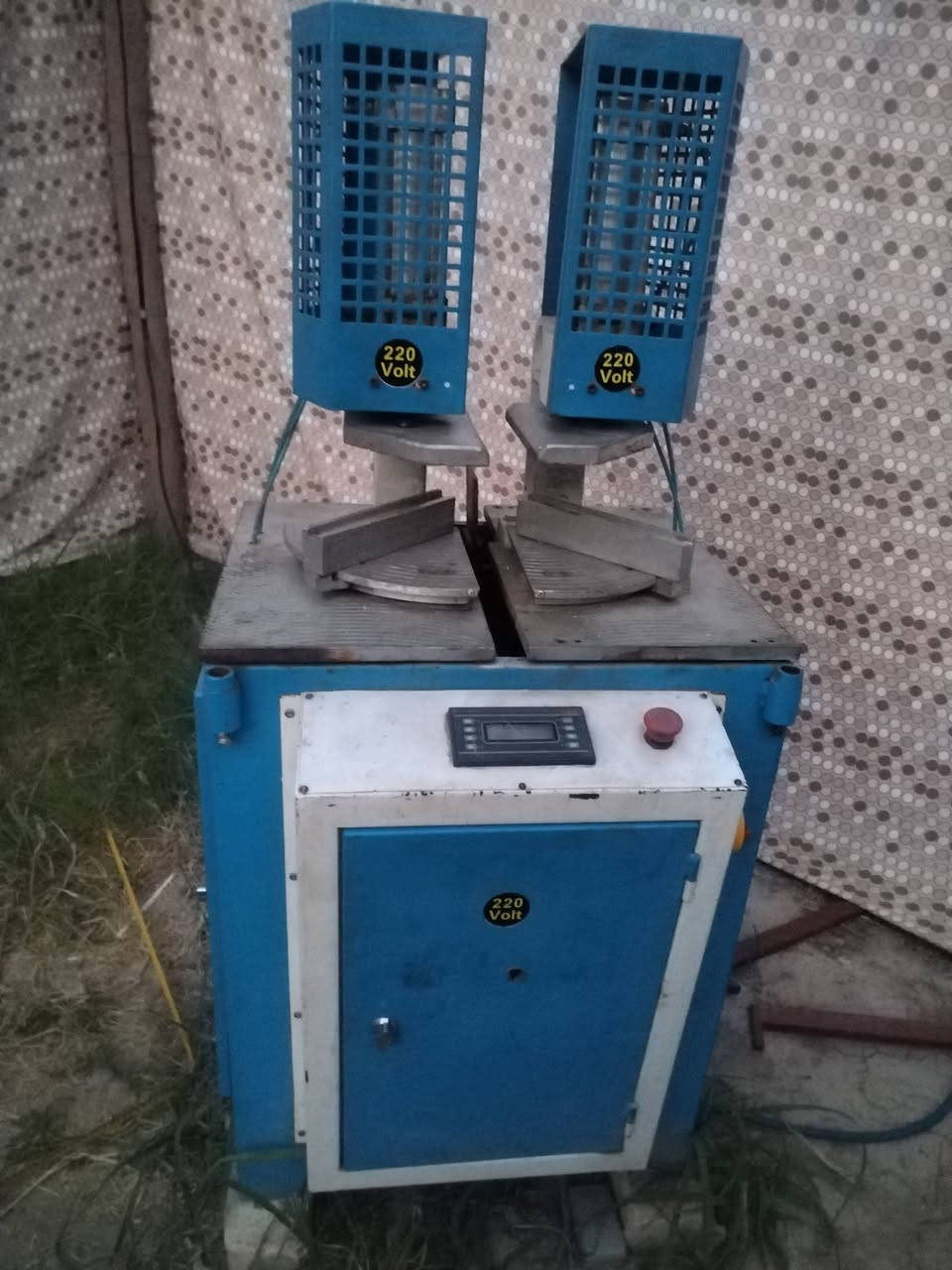 السلام عليكم متوفر معمل PVC كامل  للبيع  خمس مكائن كما موضح في الصور العنوان ديالى   للاستفسار  ***********
