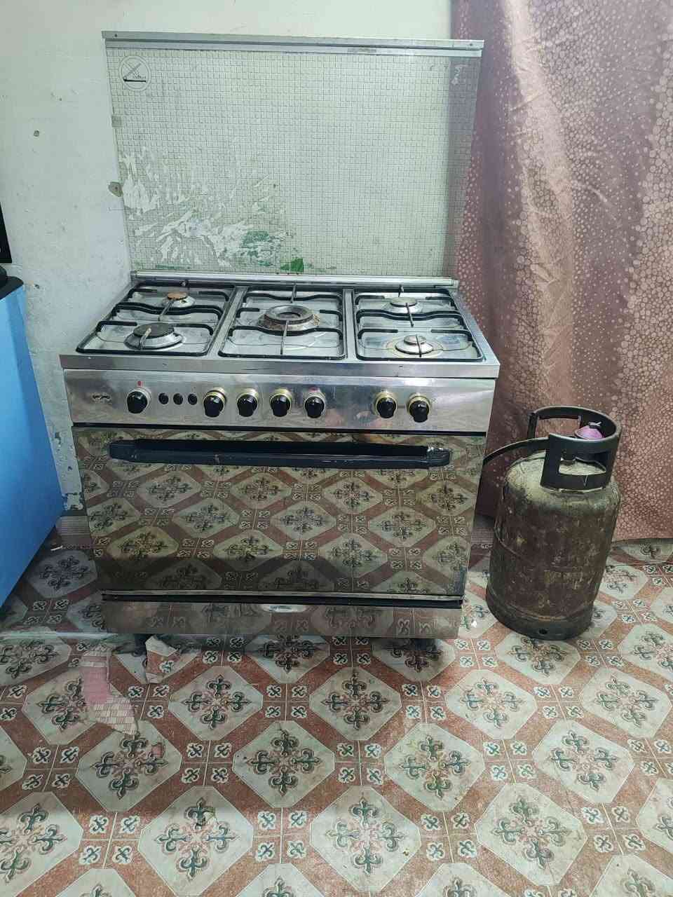 للبيع ب100قفل قفل ربع ما ينزل كله شغال فرن وعيون اي خلل ما بي صينيه وسيبايه بي كامل موجود توصيل عنواني سبع البور ال 5000 متوفر واتساب  ‏‪***********‬‏ او على رصيد
