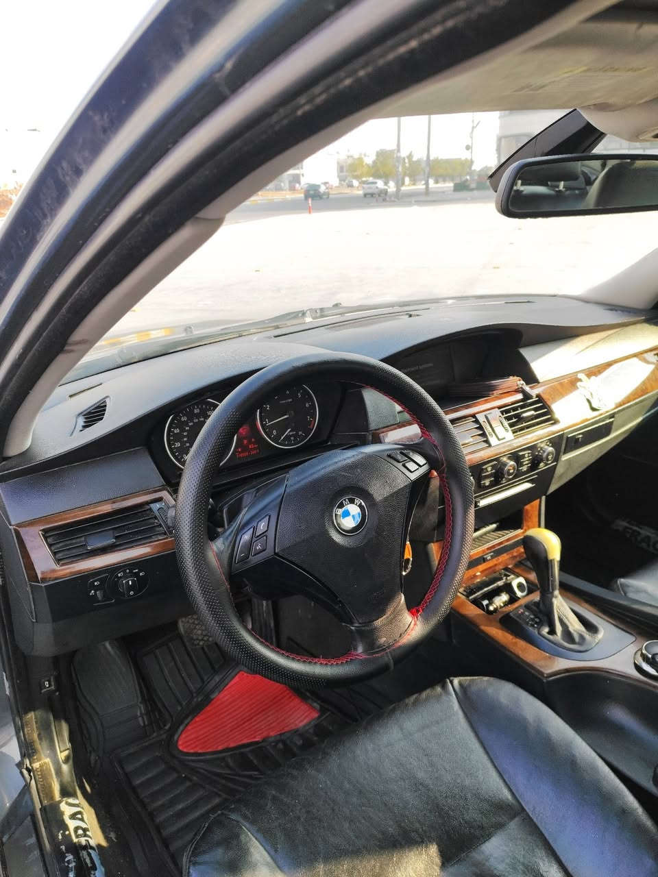 السلام عليكم اخوان
E60 2007
 وارد امريكي فول مواصفات Xdrive فور ويل

محرك n52 نوزل قصير المرغوب والكير بلادي

مقاعد تدفئه وخزن فول كهرباء

السيارة صبغ حزام وبيها حادث بالچاملغ الامامي اليمين والچاملغ الخلفي جهة السائق السعر 85 وبي مجال 

السيارة رقم كركوك تريد تحويل تريد وكاله موجود مكاني اربيل
واتساب ***********
