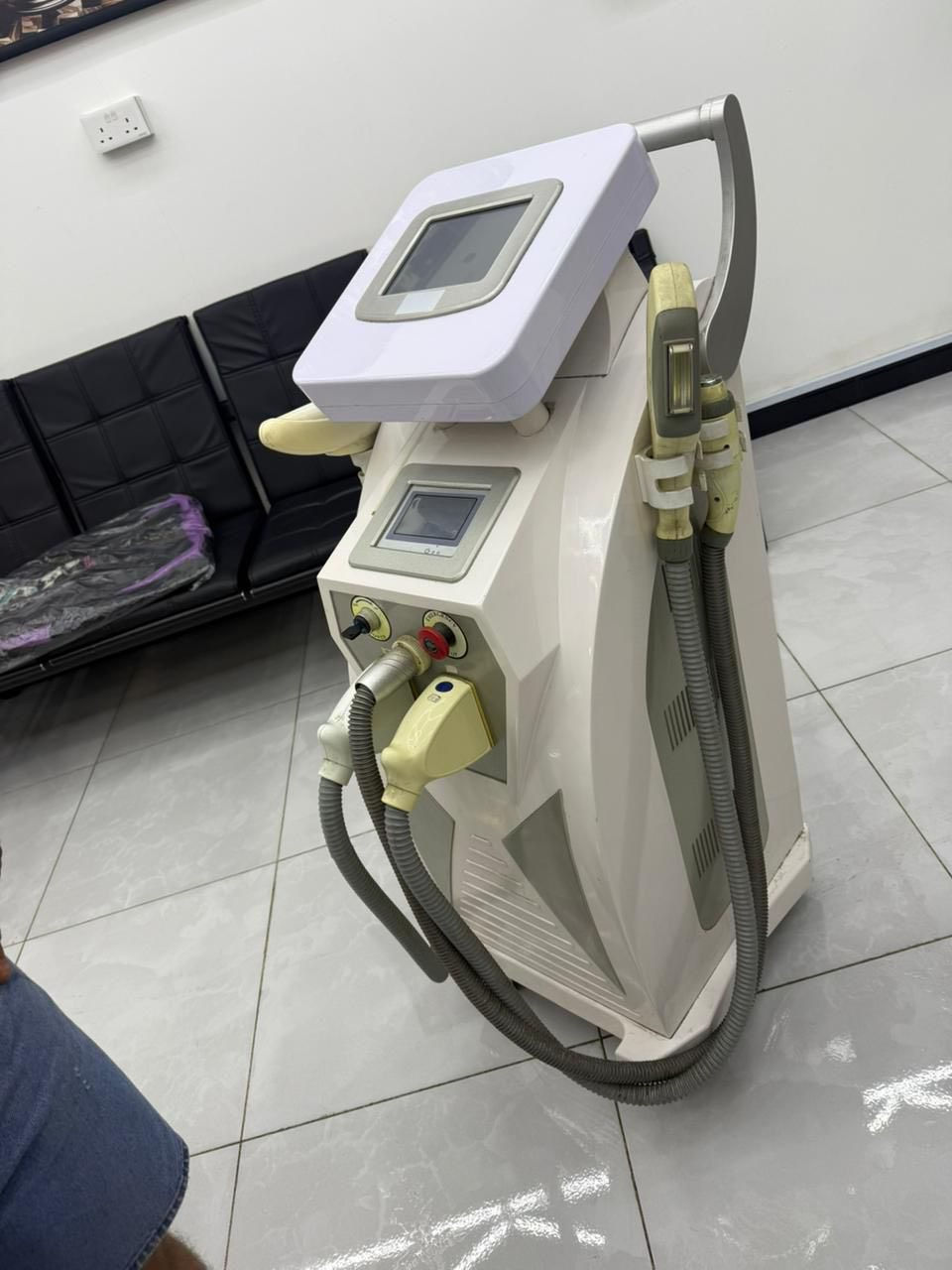 اليزر للبيع 
يشتغل ازاله شعر 
ازاله اوشام 
ازاله اثار عمليات 
وشد بشر الجهاز نظيف ومابي اي شي 
نهايته ٧٥٠ وبي مجال
***********
