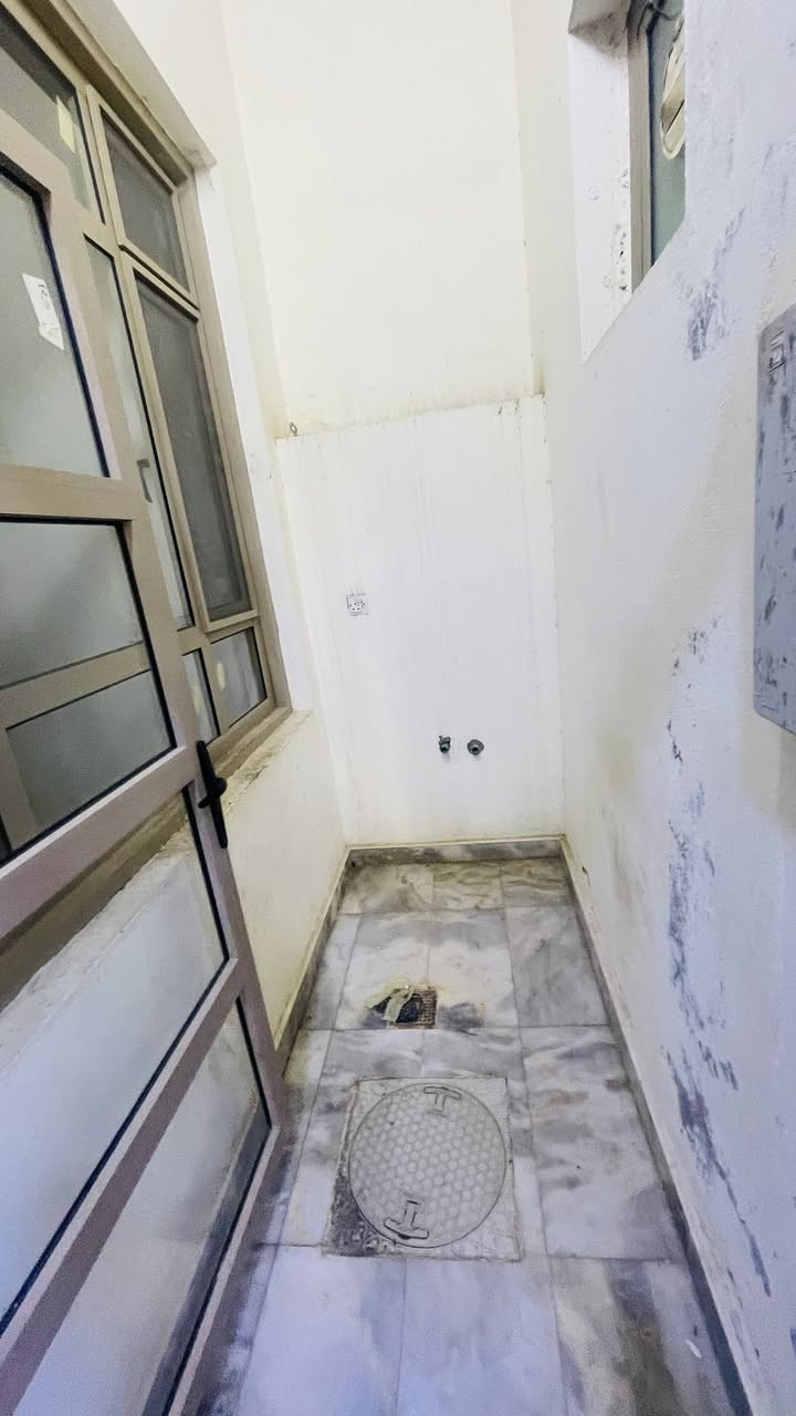 دار كبير للايجار.  للايجار. حديث                                        مساحة 200 متر يحتوي على 7 نوم وحمامات عدد3 ومطابخ عدد2 كل غرفة 6*6 وبلكونات العنوان صليخ قرب سريع محمدالقاسم مدرسة مايس جامع الابرار حي الشماسية السعر   ( مليون و750 ).                                     وبي مجال للستفسار.    ***********.                            ملاحظة الدار يسلم مصبوغ بلكامل صبغ درجة اولى
