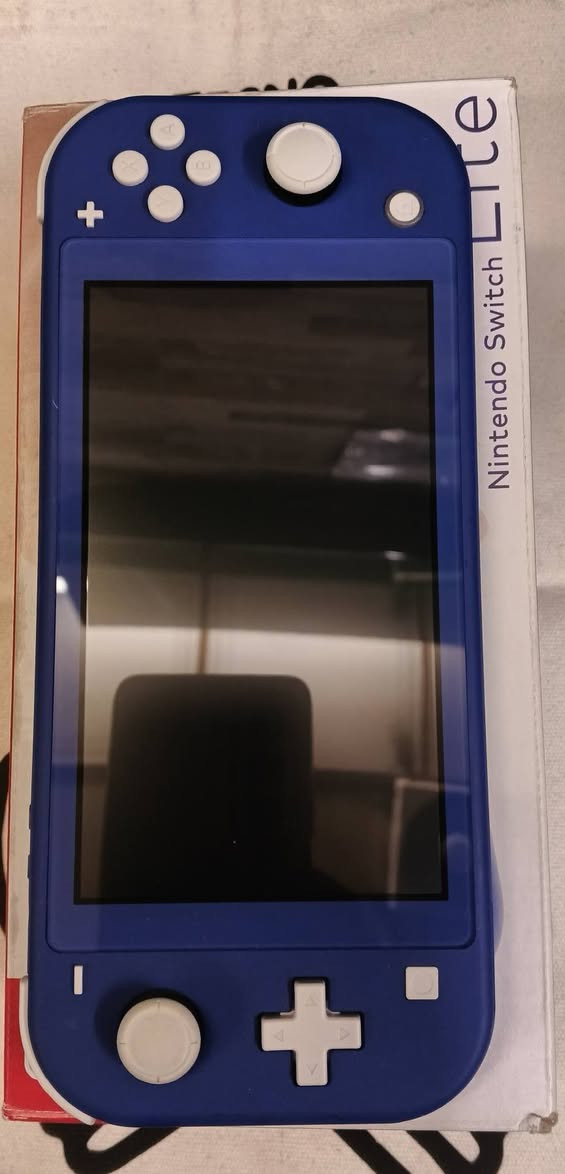 نينتندو سويتس لايت مهكر قطعة نظامين اونلاين و اوفلاين 
مع ذاكرة 256 كيكا مليئة بالالعاب كما موضح بالصور 
استعمال قليل نظافة 99 بالمئة ومكفول من كافة المشاكل والاعطال 100 بالمئة 
السعر النهائي 210 الف 
توصيل بغداد 5 الاف وباقي المحافظات 6 الاف 
للتواصل ماسنجر خاص او واتساب او الاتصال 
***********

