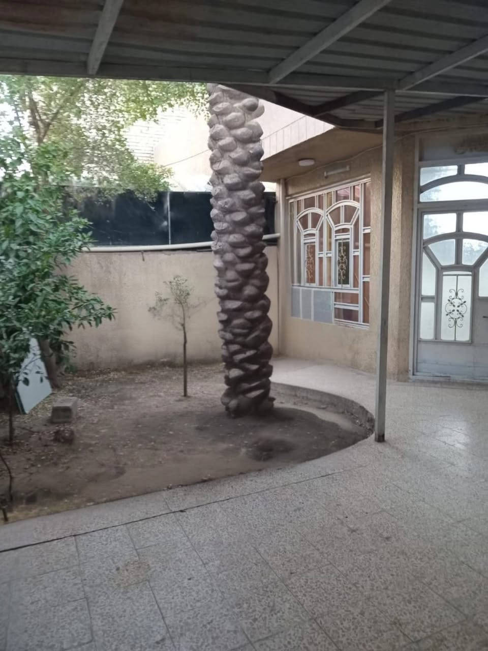 بيت للبيع المساحة ٢١٠ متر  مربع طابو زراعي سند ٢٥
مفصول من الداخل بالسندويج بنل يمكن رفعه ليكون بيت واحد اوابقاءه ليكون بيتين منفصلين تماما 
 البيت الاول يتكون من 
الطابق الاول استقبال ٧× ٥ م ومطبخ ٤×٤ مع حولي كبير 
والطابق الثاني مبني من السندويش بنل بالكامل 
 يحتوي على غرفتين الاولى  ٧×٥ م 
 والثانية ٥×٥  م مع صحيات 
يحتوي البيت الثاني على طابق واحد 
ويشمل 
مطبخ  ٢،٥×٣ مع ممر 
غرفتين قياس الأولى ٥×٥ 
وقياس الثانية ٥×٥ مع صحيات وترك خلفي 
مع كراج يتسع لسيارة مسقف بالكامل
 وحديقة ٤×٥  
وصحيات خارجية
العنوان حي اور الغرير نزلة العيادة الشعبية فرع افران مشكاة
للاستفسار الاتصال على الرقم ***********

