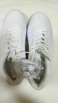 حذاء رياضي ابيض • قياس ٤٢ • شحن ١٥ لون