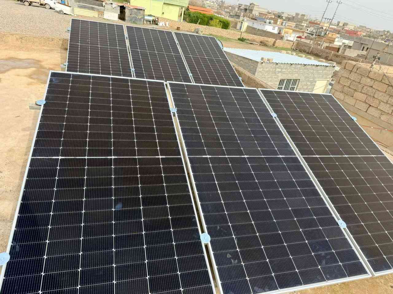 يتوفر نظام الدفع بالنقد أو الأقساط
مواد من احسن المناشىء وضمان حقيقي 

تم بحمد الله تجهيز و تنصيب منظومة طاقة شمسية في قرية شكراً في قضاء الشرقاط. 
          
تجهز المنظومة للمنزل ب 12 امبير نهاراً و 15 أمبير ليلاً(بالتناوب مع الوطني) 

مكونات المنظومة: 
¶  6 الواح نوع جينكو ذات وجهين ذات كفائة عالية بضمان  10 سنة تم تثبيت الالواح على هيكل معدني مصنوع من الحديد المغلون المقاوم للصدئ. 
¶ جهاز انفيرتر  حجم 6.2 كيلو واط  بضمان سنة. 
¶  بطارية ليثيوم 15 كيلو واط-ساعة بضمان 5 سنوات. 
¶ لوحة توزيع وقواطع دورة مع جوزات ذكية.
¶ كونتكتر تحويل آلي بين الوطنية والطاقة الشمسية. 
¶ كيبلات خاصة بالتيار المستمر والتيار المتناوب. 
مع اجهزة حماية للمنظومة

العنوان: السوق الجديد- قرب مطعم قصة - الشرقاط - صلاح الدين

يمكنكم التواصل معنا على الارقام التالية:
*********** / ***********
واتساب وتلكرام: ***********
انستكرام: adwaa_comp
#أضواء_للطاقة_الشمسية_الشرقاط_صلاح_الدين
