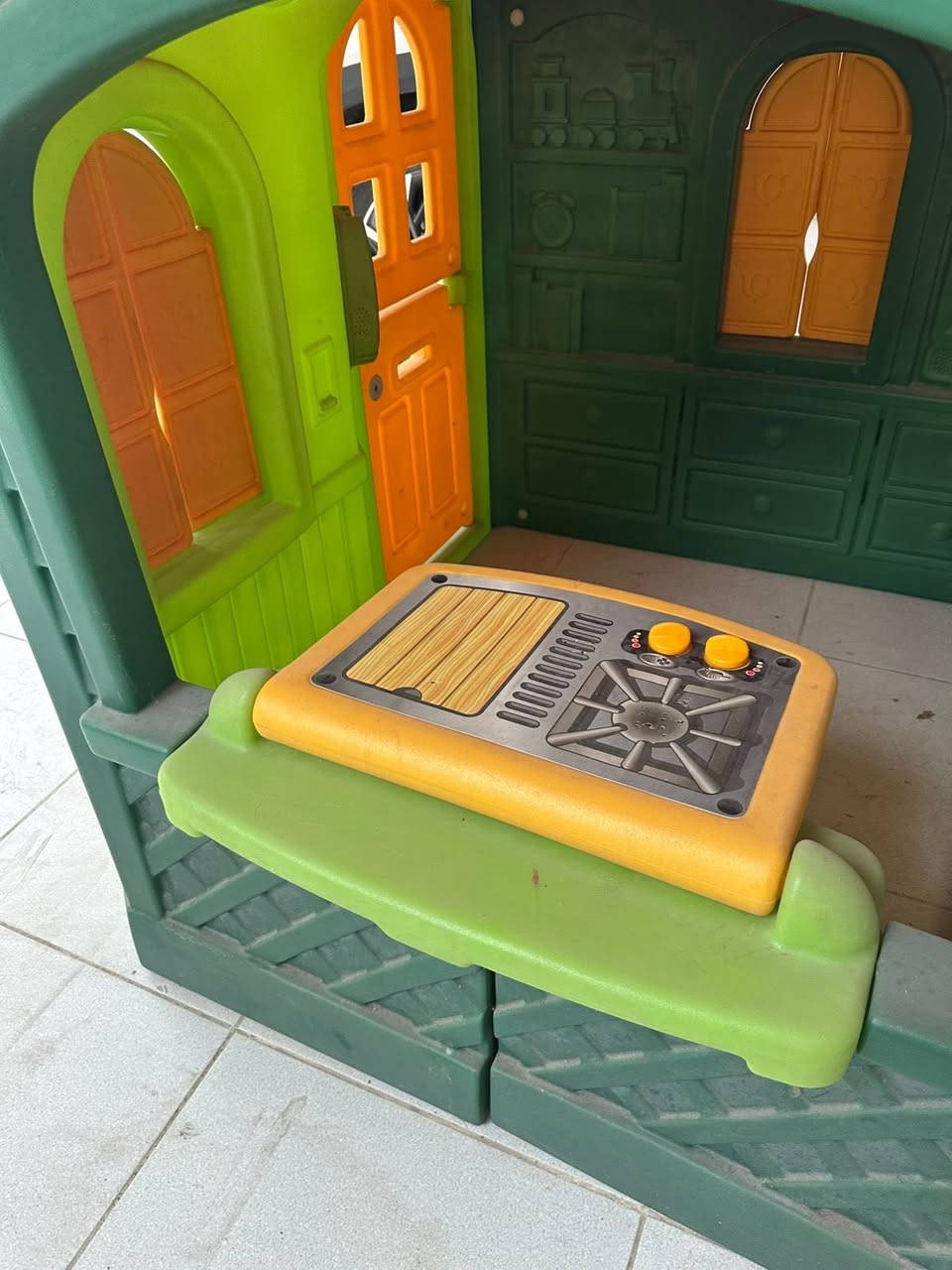 سلام عليكم 
بيت للطفال كبير انظيف جداً  ارتفاع متر ونص والعرض متر وربع يحتوي على بطاريات كبيرة للموسيقى وبعض الاغراض
السعر 80 الف مكاني بالجادرية للاستفسار اتصال على الرقم ***********
