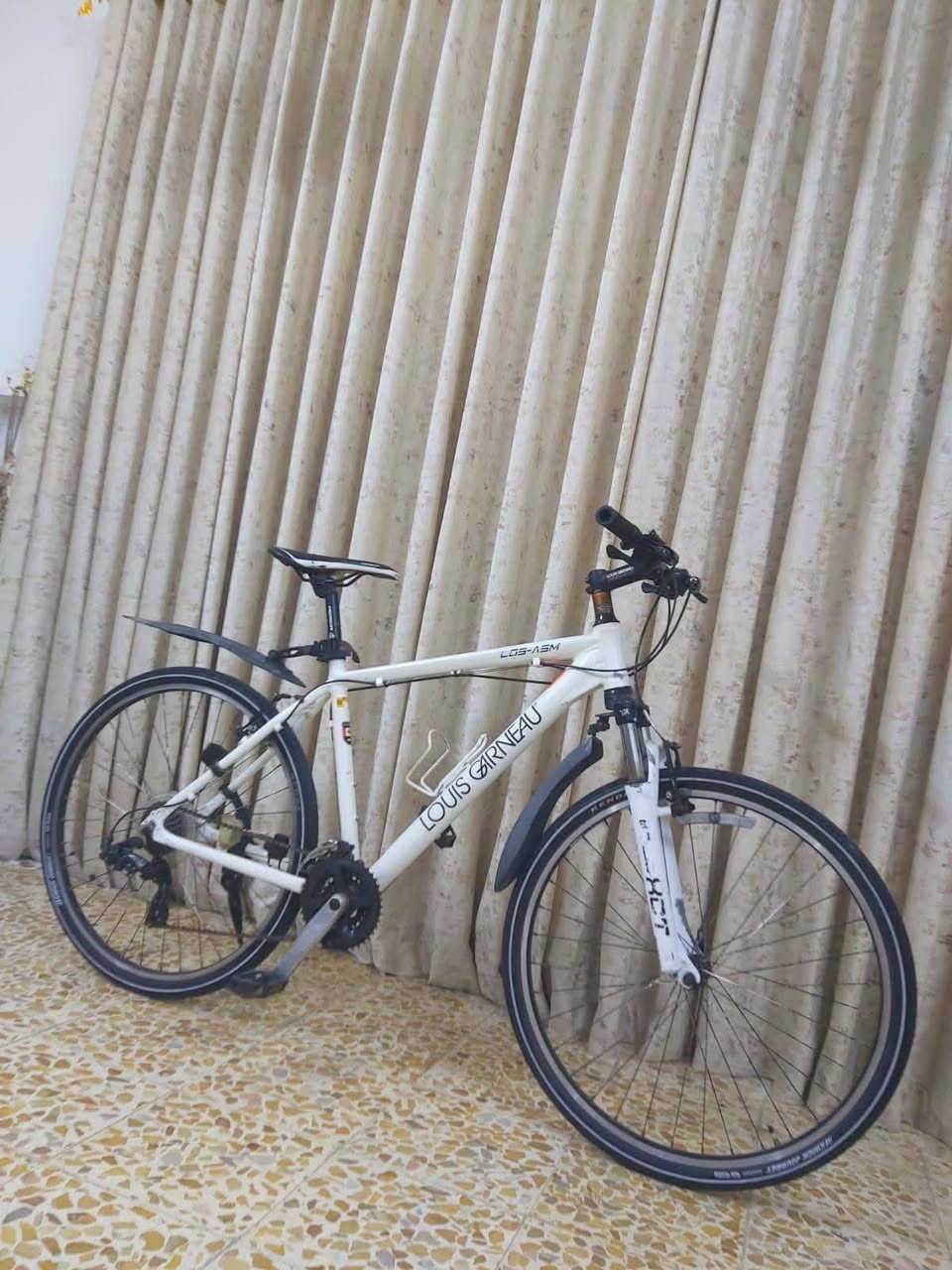 دراجة نوع جبلي ماركة LOUIS GARNEAU لويس كندي غني عن التعريف لشة مضلعة نظافة 95/% وضع رمبة 

معدن فول المنيوم 
                        سستم شيمانو كامل 
                                                  كيورة سحب دفع شاشة 

دشالي 3امامي 8خلفي
 
                          دبل امامي سلس بالسياقة 

                                                       نظام الويالة كمبليون 

الدراجة ليبل واحد بدون اي قطعة تبديل جاهزة من كلشي 

السعر 200الف وبي مجال 

((العنوان/بغداد/البلديات)) رقم الهاتف ***********
