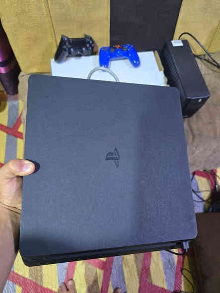 للبيع بلي 4 مهكر واحد تيره نضافه95‎%‎ما مستخدم فقط شهرين مع اليوبي اس مكان ناصريه مركز مكلف بالنشر 
رقم صاحب البلي :  ***********
