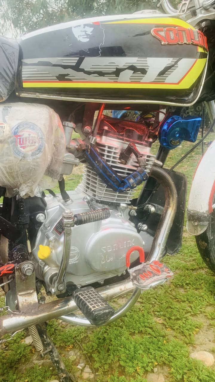 يالله شباب دراجة سونك موديل2024بعده بالنايلون شرط النظافة 
كله عل بلاد كامله مكمله  اوراق كامله مال جناي كهربائيات كلها شغاله شاشه كيلومتر ورون الكتروني ويالة جديدات محرك اسبانه ممدوده عليه بدون اي نقص

سماعة
صالنصه نغمتها حلوه 

محرك يابان made in Japan

هورن بوش

دبلات فول نعومه

درع محرك 

كشن مدوشم 

دراجة تخبل احلى من الصور تجي تشوف بعينك

اخوان اني مكلف بالنشر اتصل على الرقم وتدلل

***********
