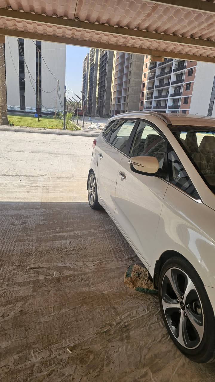 كيا كارنز للبيع ٢٠١٤ فول مواصفات ماعده الفتحه تحكم جهتين شفات كير بلستيرين تبريد قطعتين سبعه راكب اشاير بل مري والمري شفط وبيها ٣ انظمه قياده بيها شخط مال دراجه بجاملغ الخلفي ومصلح مابيها اي حادث خليجيه سياره كير ومحرك علا وضع الشركه ماشيه ١٢٠ سياره جاهزه السعر ١٣٢ رقمها شمالي  تريد تحويل تريد وكاله مكان بغداد رقم ***********
