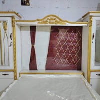 غرفة عراقية • خشب قوي • مراية مكسورة