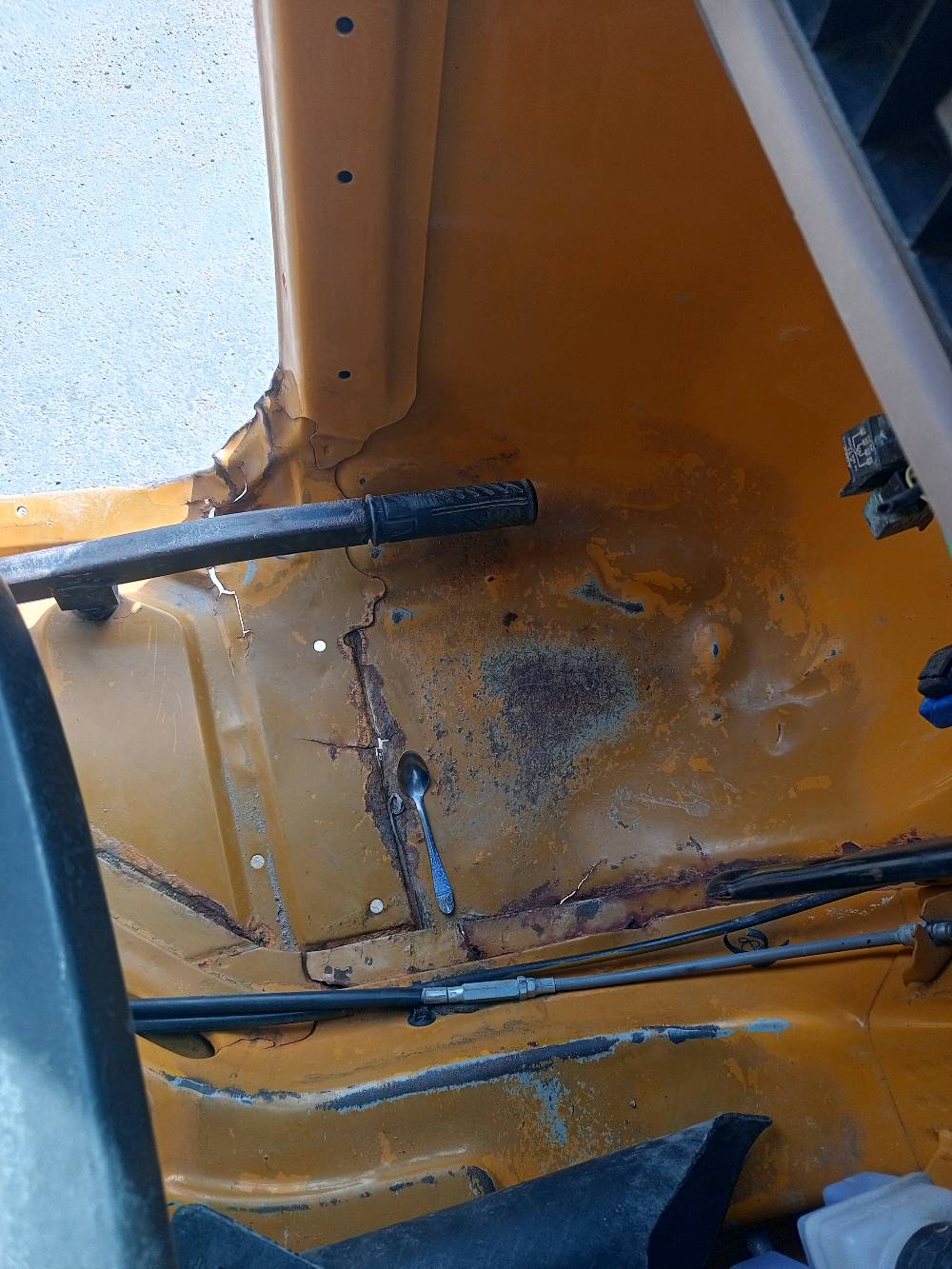 هذا التكتك متين ولونه برتقالي، مثالي للتنقل داخل المدينة وتحمل الأحمال الخفيفة. تصميمه عملي جداً ويشمل سقفًا للحماية من الشمس والمطر. هيكله يحتاج لبعض الإصلاحات السطحية ولكن التحكم به سهل ومريح. مناسب للاستخدام الشخصي أو كوسيلة نقل.