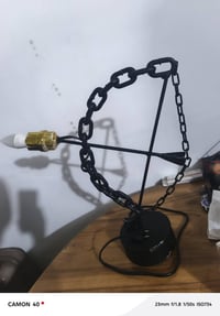 أضف لمسة من القوة والإبداع لمكتبك أو غرفتك مع هذه القطعة الفريدة! 🏹💡 ت...