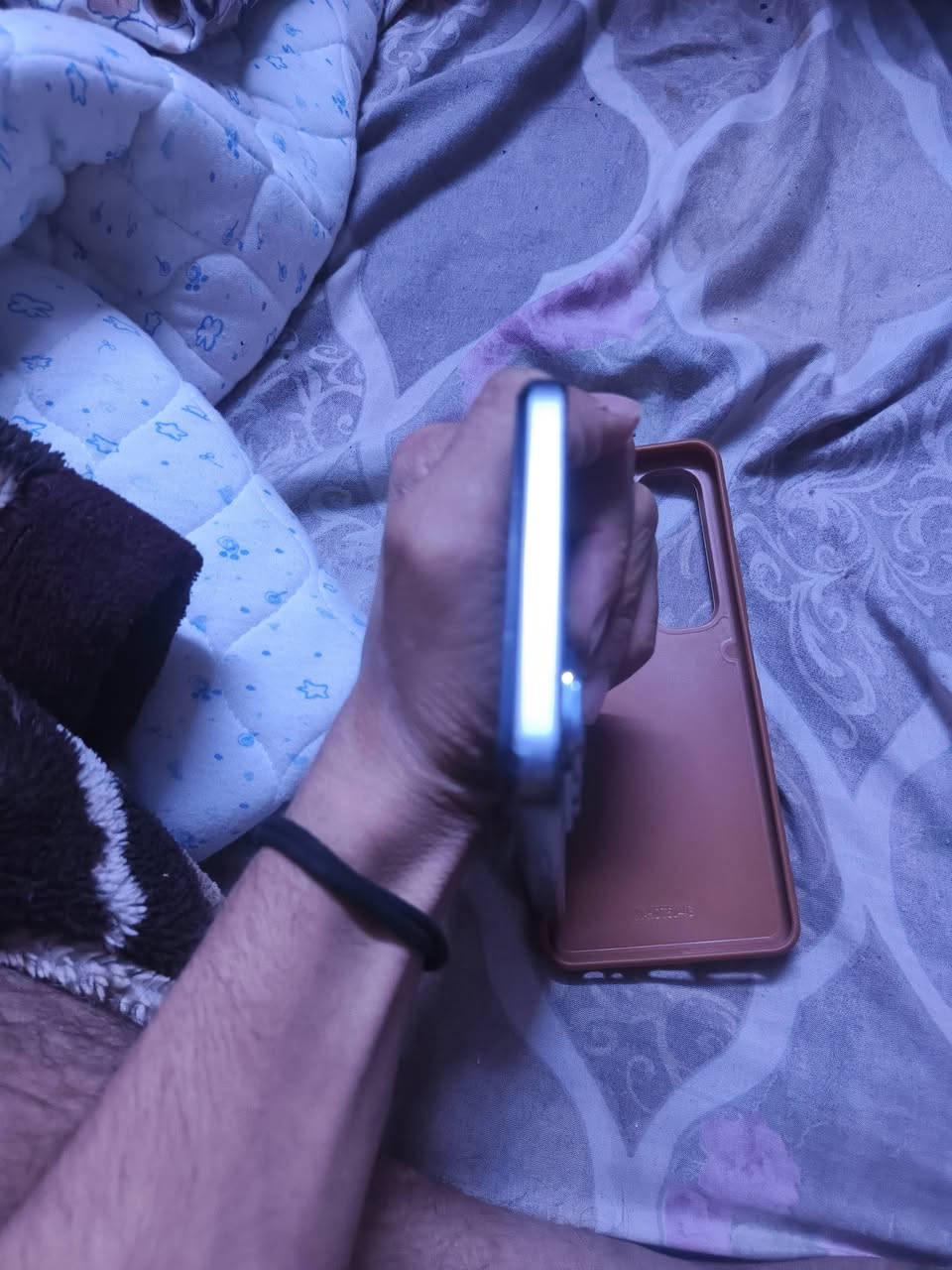 سلام عليكم عندي هذا تلفون اريد اراوسه بايفون تلفون جديد ايفون حسب لقناعه
***********متواجد بس واتساب ورصيد عل خاص ما متواجت
