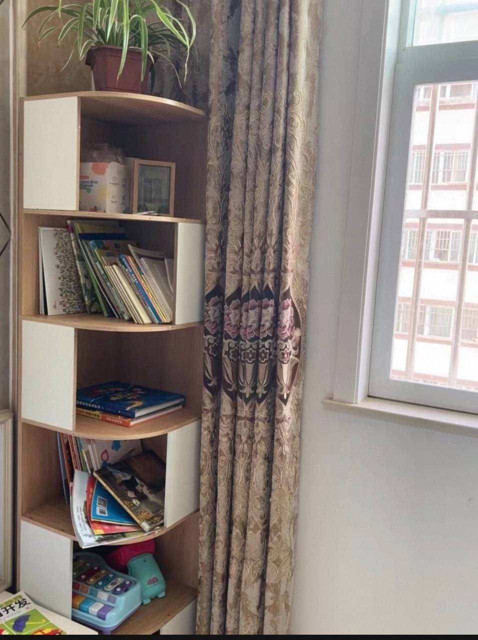 ✨ خزانة الزاوية الترند ✨

🛑 الكمية محدودة 🛑

استغلي كل زاوية في بيتك بقطعة ديكور عملية وجميلة 🤍  
رف زاوية مثالي لتنظيم الكتب، الديكورات أو مستلزمات البيت بأسلوب مرتب وناعم 🏡📚

🔸 تصميم زاوية ذكي يوفر مساحة  
🔸 عدة رفوف واسعة للتخزين والعرض ✨  
🔸 مزيج لون خشبي مع أبيض يعطي لمسة عصرية 🤎🤍  
🔸 خامة متينة وثابتة للاستخدام اليومي 💪  
🔸 مناسب لغرفة المعيشة، النوم أو المكتب

📏 القياسات: 40 × 40 × 176 سم

قطعة تجمع بين الترتيب والجمال في نفس الوقت 👌  
📩 للطلب أو الاستفسار تواصلي معنا عبر الرسائل


**إذا كنت صاحب هذا الإعلان وتريد حذفه لأي سبب، رجاءا أرسل رسالة إلى الدعم الفني**