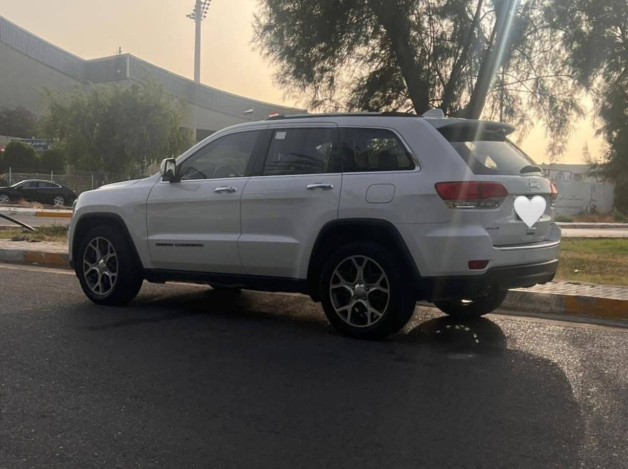 السلام عليكم

جيب ليمتد فول مواصفات 3 شاشات 

رقم بغداد الجديد 

سنوية جديدة 

هزة جديدة 

يعني ابد ما اتعبك بيها 

موديل 2019

 كفالة عامة من الشخط فقط بيها بارد بالباب الخلفي اصبعين كلش صغير و مرجعه ب ايدي بارد و مكحل 

* محرك 6 V

* رادار امامي مع مانع تصادم . 

* تحذير الخروج عن المسار . 

* دفع رباعي 4x4 

* المقاعد الأمامية كهربائية .

* ذاكرة لحفظ وضعيات الجلوس . 

* المقاعد الأمامية  تبريد وتدفئة . 

* المقاعد الخلفية مع تدفئة . 

* انظمة القيادة .

* نقطة عمياء ..

* مقود السائق كهربائي . 

* تدفئة ستيرن . 

* سقف بانوراما .

* شاشه كبيرة مع نفكيشن GPS . 

* كشافات ضباب بروجكتر زنون . 

* تشغيل عن بعد .

* صندوق كهربائي .

* حساسات أمامية . 

* حساسات خلفية .

* كاميرا خلفية .

* مرايا متحسسه للضوء العالي . 

* محدد سرعة . 

* نظام بريك اوتماتيكي ( Auto Break System ) .

* شاشات 

* رادارات .

* المسافة المقطوعة 63,000 كيلو متر 

* وبعد هواية مواصفات .

———————-

السيارة جديدة و نظيفة بمعنى الكلمة

هزة جديدة 

سنوية لل2030

مكاني بغداد زيونة 

اي استفسار اني خادم 

***********
