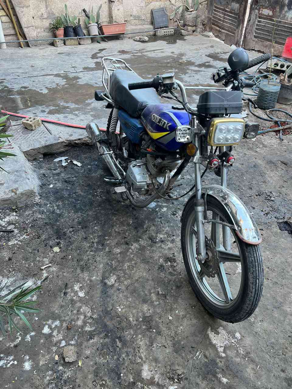 سلام عليكم دراجه ايراني 5كير للبيع رايدهة ب550وبيهة مجال عنواني البياع المعالف  الدراجه نقصهة لايت امامي وبكلايت كيجات ميشتغلن كهربائيات كلهة شغاله اشاير عالي ناصي دبل اشارة هورن ڱڵـه  شغال كلج جديد واير كلج جديد تاير خلفي جديد الاتصال علرقم +بي واتساب ***********
