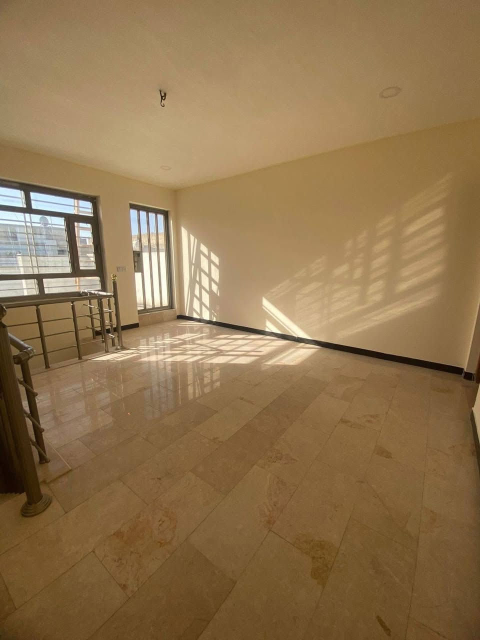 للإيجار في السيدية
بيت جديد جاهز للسكن 

يتكون من:. 

🏠 4 غرف نوم 

🏠 صالة

🏠 مطبخ 

🏠 خدمات  

📍 الموقع: السيدية مربع المثلث الذهبي 

————————————

📞للاستفسار:☎️ 

***********
