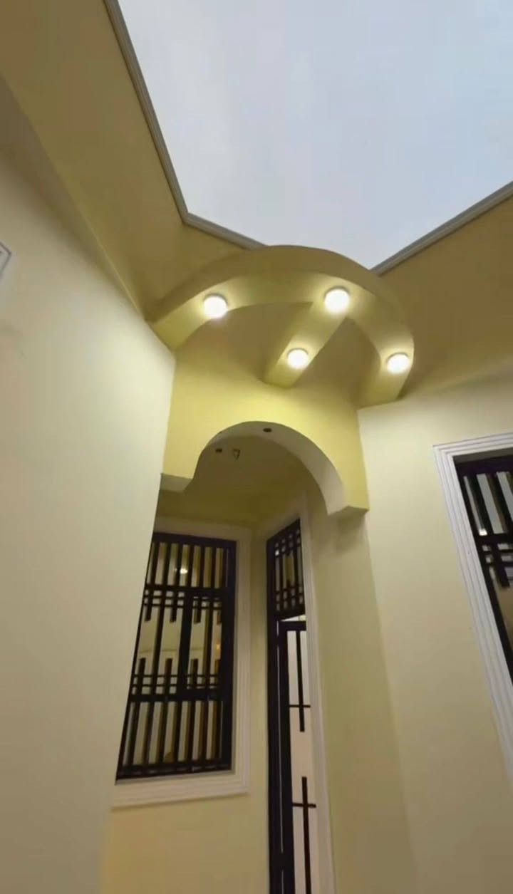 بيتين للبيع المساحة 144 متر سعر البيت 92 مليون 
غرفتين صاله استقبال مناور صحيات مطبخ 
بناء جديد وحديث بناء بلوك 
زراعي صرف البيع مباشر 
متوفره كافه الخدمات
العنوان : شط العرب _ شارع زين العابدين
للتواصل : *********** البصرة, العراق
