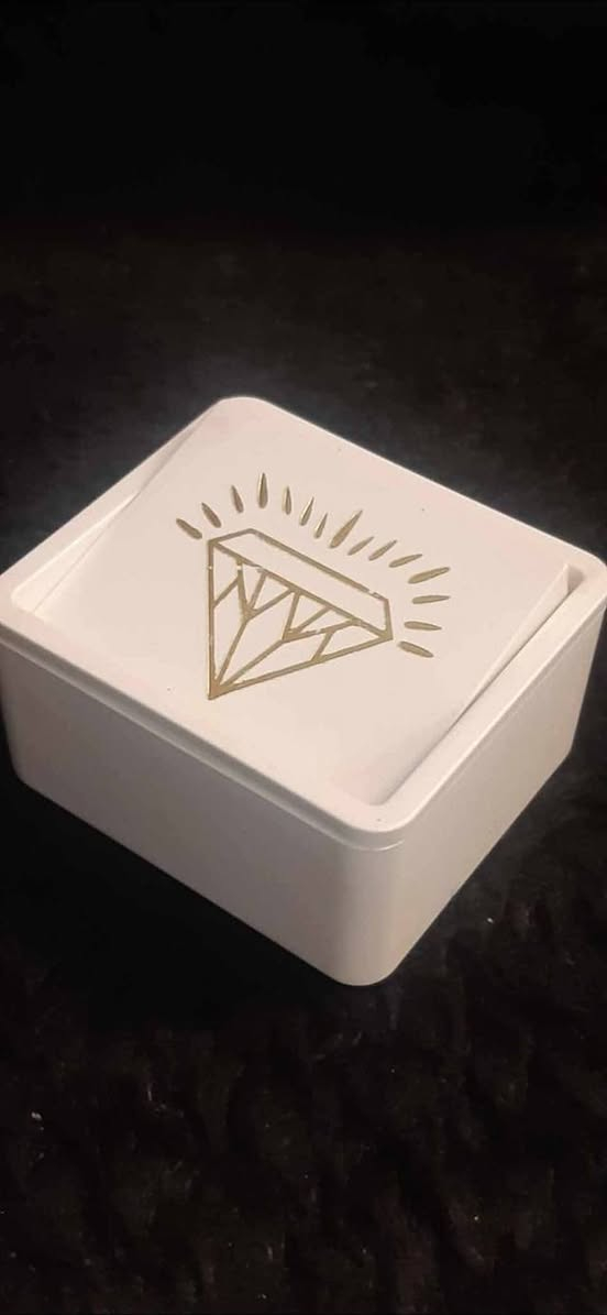 توين تخم سوليتير ايطالي من الذهب الخالص عيار ( 18 ) مع الاختام 
عبارة عن خاتم وحلقة من الذهب الابيض الخالص 750 _ 18  مرصعات بالالماس البلجيكي النقي مع نوع نادر من الماس ( الباكيت ) على الجوانب مع ماسة خشنة اكثر من نصف قيراط   ( vs )
وزن صياغة العمل 6 غم ووزن الماس الكلي ٢ قيراط ونصف

    معروض لدى ( الدار العالمي للانتيك )  
    هاتف  /  ***********   واتساب & فايبر 

     Phone / *********** WhatsApp & Viber
