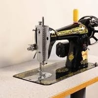 مكينة خياطه +ميزها للبيع السعر ٧٠  ٠٧٨٠٠٠٨٠٧٤٠