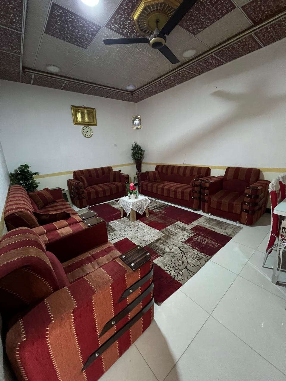 بيت للبيع مساحه 200 متر العنوان الحوطه/ شارع الريان  مقابل ملعب الريان
خلف مركز الشرطة ودائرة الكهرباء
البيت موقعه متميز ركن على شارعين امامه ساحة كبيرة.. يتكون من غرفتين وصاله ومطبخ وحمام داخلي ومنور واستقبال وكراج وتواليت خارجي.
 تستلم بيت مؤثث جاهز (مرفق الصور)
اضافة الى ماطور ماء تانكي عدد 2 مغاسل سخان خلاطات ومراوح وسبلت.
السعر ٨٨ مليون دينار
قابل للتفاوض.
للاستفسار 
*********** 
(رقم المالك شخصيا) شط العرب, البصرة
