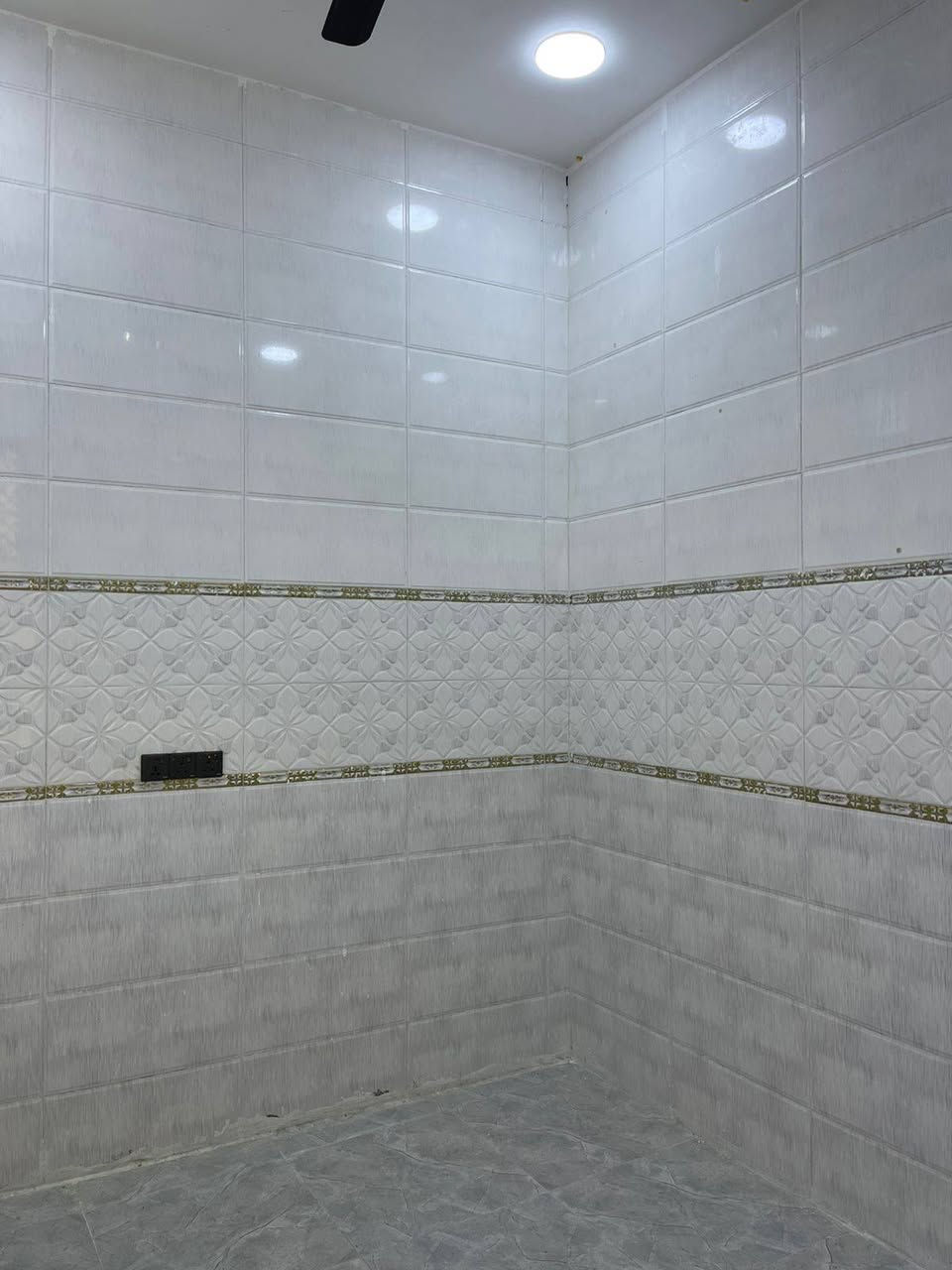 واسعد الله اوقاتكم بكل خير احبتي
***********
يتوفر دار سكن للبيع 

المساحه لكليه 100 متر مربع  ركن علاه شارعين كل شارع 10 متر 

نوع العقار طابو زراعي عراقي 

سند ٢٥ ول مالك عراقي تتكاتب ويا ابوالطابو مباشرتا

يتكون من غرف نوم عدد 2
استقبال 
صاله
مطبخ 
 مجمع صحيات داخليه وخارجيه 

البيت كامل من جميع الملحقاته 

بناء جديد 2025

فارق جاهزة للسكن تستلم بيتك عند المكتبة مباشر 

العنوان البصرة قضاء ابي الخصيب 

ابو كوصره غرب مدرسه الفتكار 

تبعد مسافة عن شارع ابو كوصره 100 متر 

منطقة روعه جميع الخدمات ماي كهرباء شارع 10 متر 

السعر  65وبي مجال

للاستفسار لاتصال ***********
