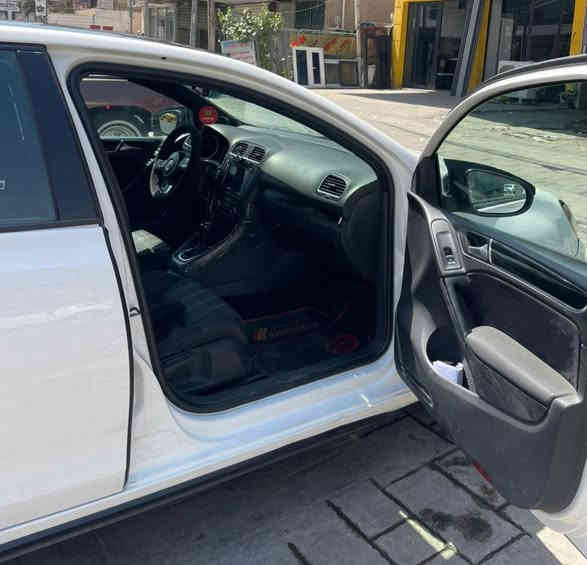 السلام عليكم
لمحبي وعشاق السيارات الرياضيه...
فوكس فاكن كولف رياضي GTI موديل ٢٠١١ رقم أربيل الدولي.... شرط التحويل وكالة عامة ب اسمنا...
سيارة رياضيه وجنايتها يعرفون شنو الرياضي
 GTI...
محرك ٢٠٠٠ تيربو يعني طيارة
فتحه (( سلايد روف))
تبريد قطعتين 
كير اوتوماتيك دبل كلج.
صوت رياضي  بلادي
من الاخير سيارة رياضيه وكلش حلوه...

سيارة مكفوله من حادث او صبغ وبالواقع السيارة احلى من الصور... 
سونارها مرفق مع الصور

طبعا للامانه اول ما اشغل اكو صوت خشونه بسييط ويروح حسب تشخيص السونار يكول كام شفت... بس للامانه ما مأثر عل سيارة نهائيا... ترايك بصرة زاخو مرجع... 

بيها نواقص بسيطه
اولا قاعدة فيتم لازم تتبدل
ثانيا الجوك مال فتحه البنيد فالته
ثالثا الكيلون مال الصندوق الخلفي

السعر ٩٥ ورقه وبيها مجال بعد المعاينه والاقتناع والفحص...

اخوان تره السيارة مكفوله مابيها صيغ بيها بارد نعم والسونار موضح هذا الشي...

السيارة متواجدة في بغداد جانب الكرخ منطقه العامريه...

متواجد على الخاص او الاتصال على الرقم ***********...

تحياتي للجميع وخصوصا عشاق السيارات الرياضيه... بغداد
