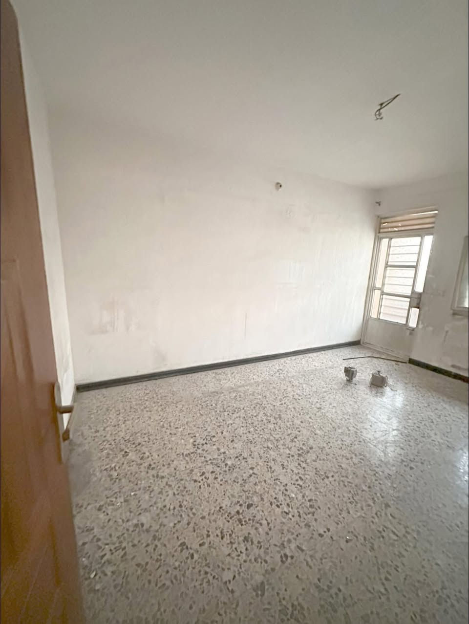 #للايجار 
شقه طابق ثاني 
تحتوي/ صاله وغرف نوم عدد ٢ ومطبخ وخدمات 
الموقع / حي التجار قرب نادي العربي 
بدل الايجار ٤٠٠ الف 
للمعلومات اكثر مراجعة مكتب العهد للعقار .
***********
