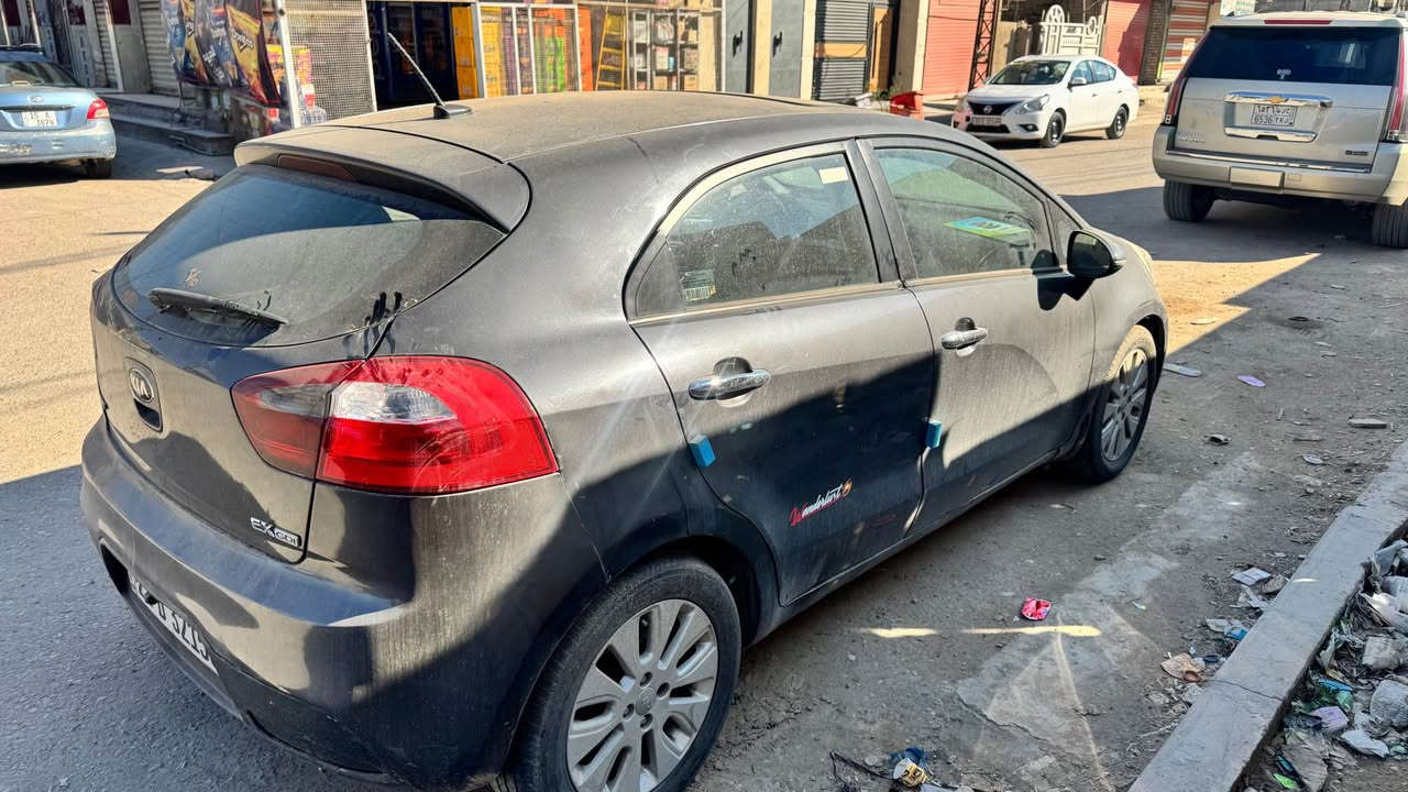 السلام عليكم كيا ريو موديل2012
فتحه سقف  شاشه كامره  
تدفئه تبريد كشنات  
مكينه 1600 
وارد امريكي  الجنطه والجاملغات الخلفيه 
رقم اربيل الدولي هزه ورقم وسنويه جديد 
ابو السنويه هنا بغداد 
السعر 75 وبيها مجال مراوس او بيع 
مكاني بغداد السيديه 
*********** بغداد, العراق
