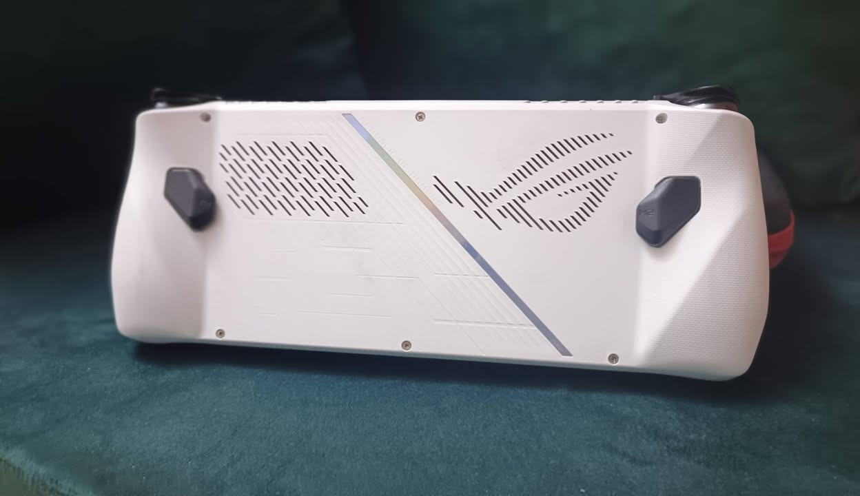 ‏السلام عليكم 
‏للبيع جهاز ASUS ROG Ally Extreme 
‏🔹 SSD M.2 بسعة 512GB 
‏🔹 RAM 16GB بسرعة 6400MHz 
‏🔹 نظافة 85% – الجهاز غير مفتوح نهائيًا ولم يدخل تصليح  
‏🔹 الملحقات كاملة عدا الكارتونة 
‏🔹 جنطة أصلية + حساب ستيم مليان ألعاب قوية وحصرية هدية 
‏🔹 يحتوي ألعاب بلايستيشن 5 + بلايستيشن 3 
‏
‏💰 السعر: 525 قفل 
‏📍 الموقع: مدينة الصدر – قرب سوق الكيّارة
 📞 لتواصل ***********
