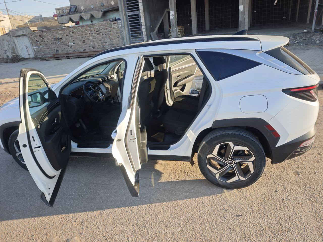 توسان( هاترك) موديل 2022ابيض صدفي مميز 
حادث خفيف بين البيبان بدون اي تبديل او بارد فقط صبغ ع وضع الشركه رقم قادسيه حلو 
فول مواصفات 
مستعجلين ع البيت لغرض البناء  السعر اتصل عالرقم 
***********
او ع الخاص 
وبالعافيه ع الشراي
