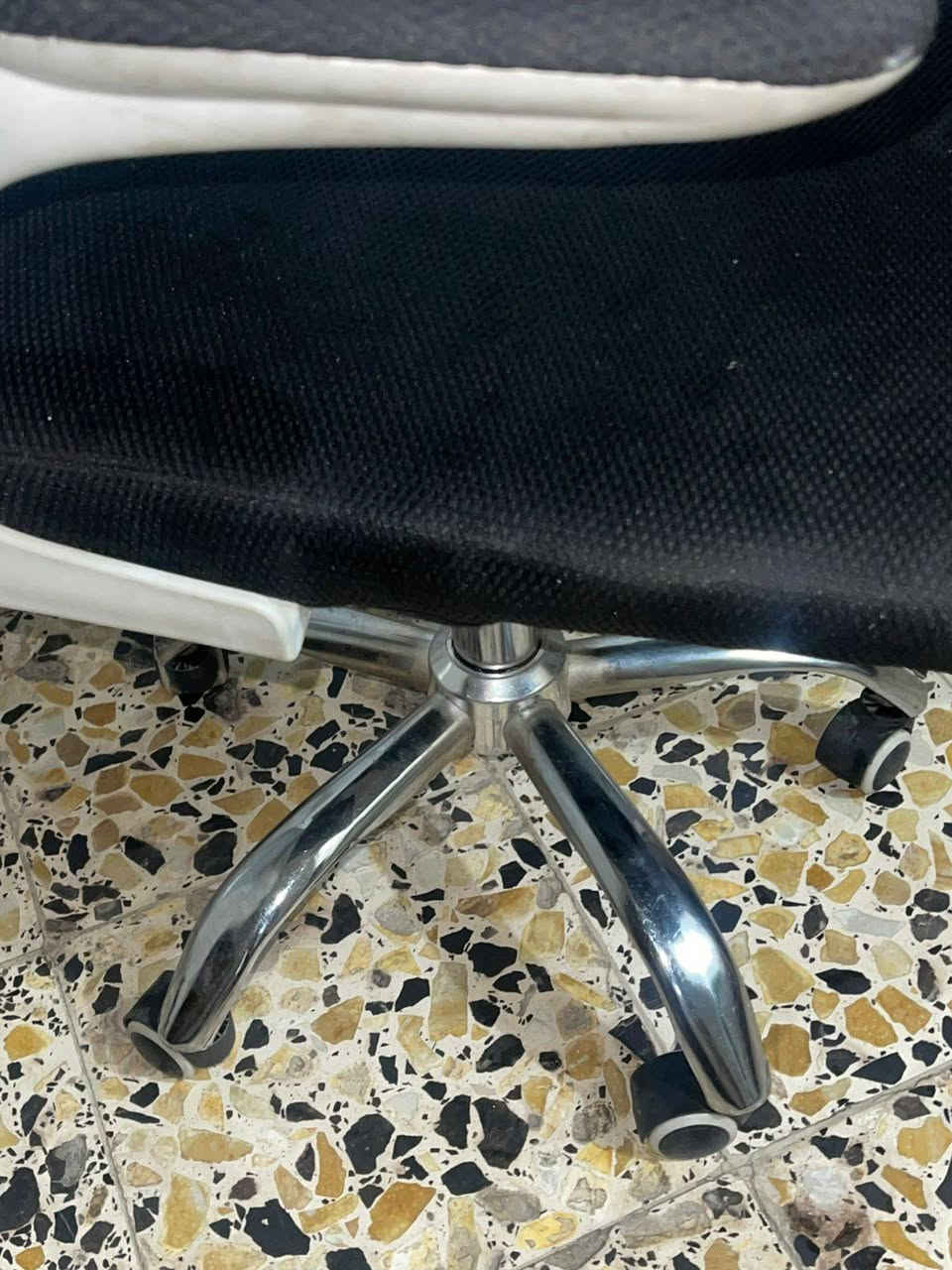 السلام عليكم 
للبيع " كرسي مكتبي ياباني " 
للدراسة او ساعات العمل الطويلة جداً مريح 
يصعد وينزل و راس الكرسي هم ينرفع وينزل
المكان بغداد /  حي تونس 
للتواصل خاص او على الرقم 
***********
