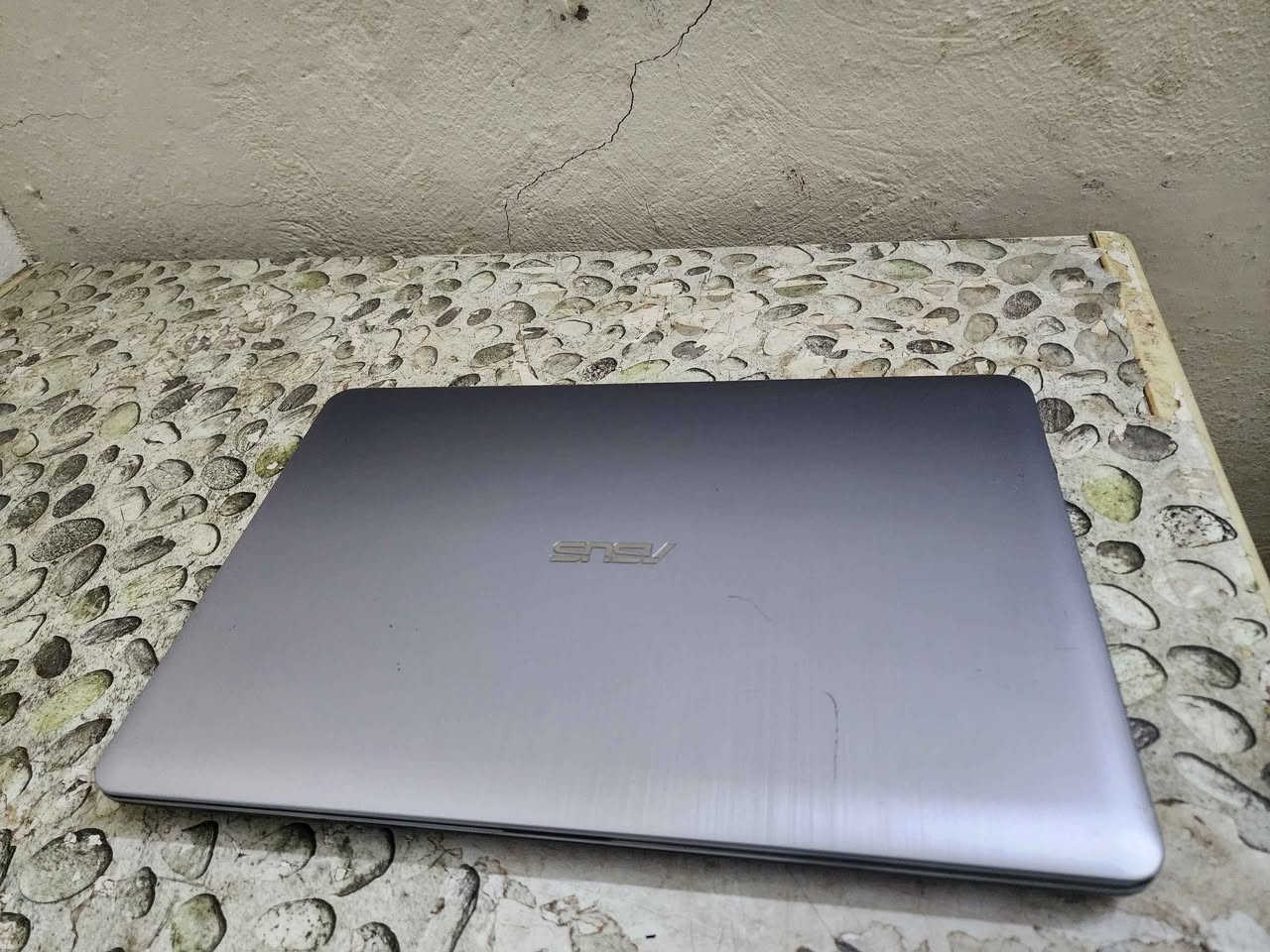 لابتوب ازوز 
معالج Pentium حديث N3700
رام 4 كيكا 
هارد 1 تيرا Hdd سلم سريع جدا 
كارت شاشة خارجي Nvidia geforce m810
1 كيكا 
شاشة حجم 15.6 انج 
بطارية ممتازة حدود ساعتين 
شاحنة حديثة 45 واط 
مداخل USB3 و Type c
السعر 125 الف قفل 
 توصيل متوفر بغداد, العراق


**إذا كنت صاحب هذا الإعلان وتريد حذفه لأي سبب، رجاءا أرسل رسالة إلى الدعم الفني**