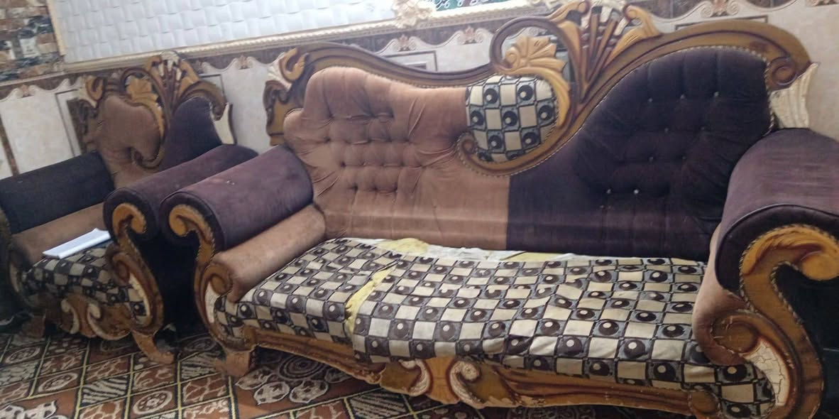 تخم للبيع ١٠ مقاعد ملكي السعر ١٥٠ فقل مكان في الحله مركز المدينه واتساب ***********
