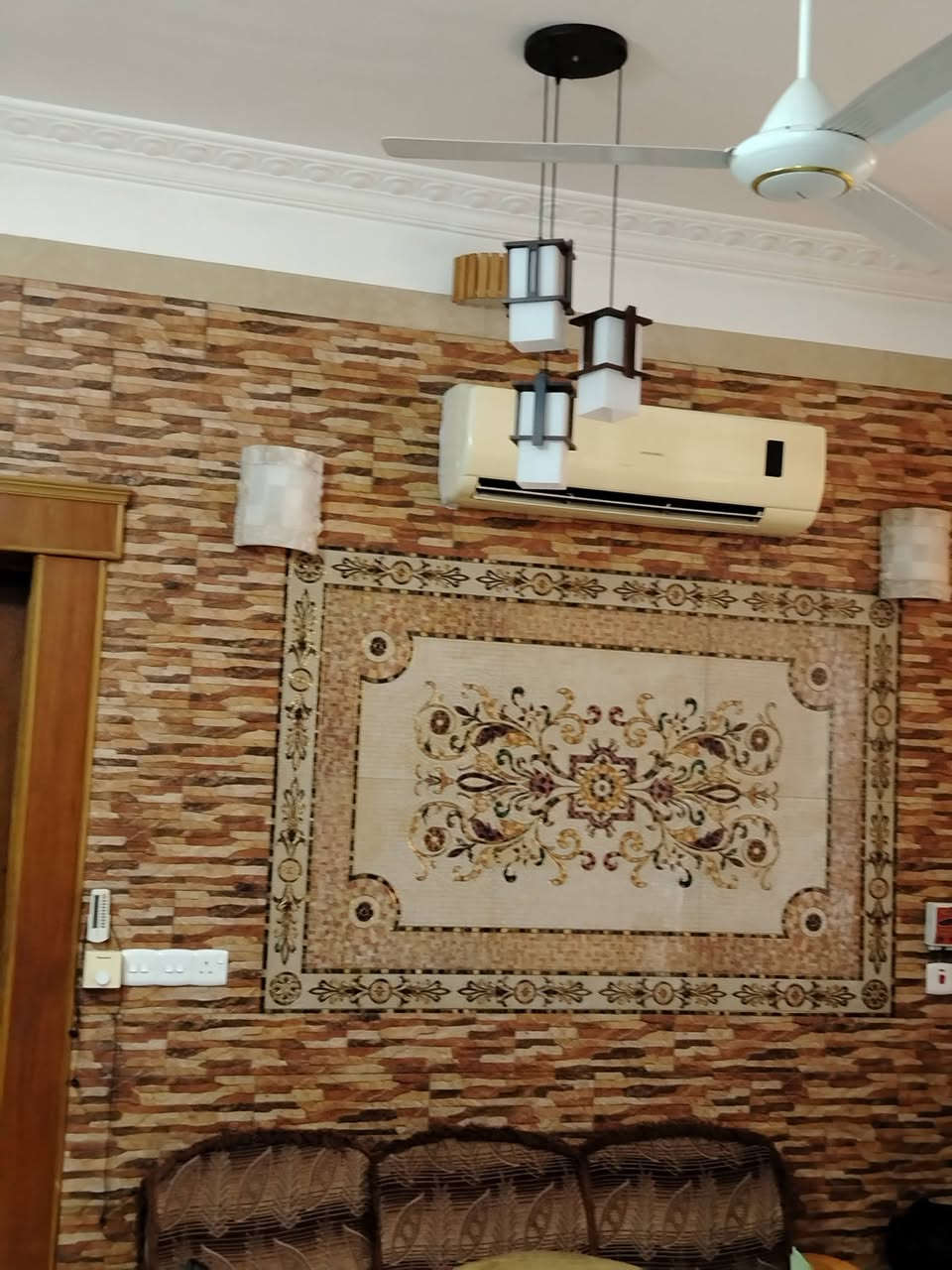 سلام عليكم يوجد منزل مساحه ١٥٠ متر طابو صرف طابفين بناء درجه اولى مرمر الارضيه والجدران حجر وسيراميك والسقف طراز مغربي والواجه حجر بيبان الغرف خشب صاج
الطابق الاول غرفه مطبخ استقبال او صاله او مشتملاته الطابق الثاني ٣ غرف او حمام او صاله الطابق الثالث بيتونه او سطح 
او حديقه اماميه او خارجيه 
السعر ٤٠٠ او بي مجال  الاتصال عالواتساب ***********
الخاص مغلق
المكان مقابل حي العباس البزل التغلف جديد الحولي الجديد مقابل حي الحجه
خلف المولده
