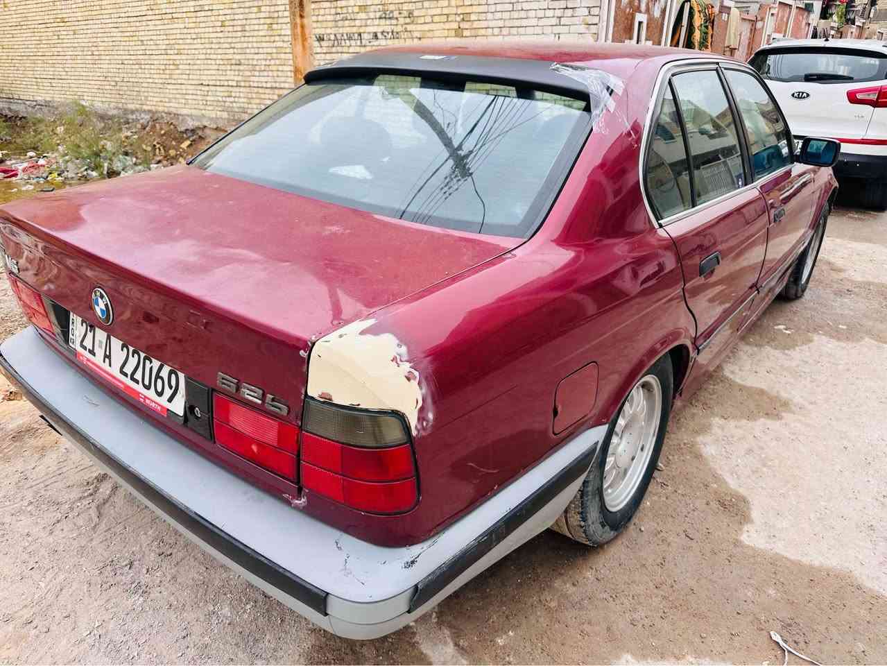 السلام عليكم ...
BMW 525i 🇩🇪 
                                                                  طراز 1990 أصل بليته 
سنوية لغاية 2030 باسمي رقم سليمانيه 

مكينه مسكر عدل (كبس)
مكينه وگير بشرط تبريد جيد
داخله كلش حلو تلبيسه جلد من شركة BMW / فتحة بالقماره
تخم اطارات جديده 
صدر امامي و خلفي جديد 
تخم قايش ورولات جديد 
تخم بلك ونوزل وفيت بم وتخم صوندة مال بانزين كله جديد 
ادامه كامله
راديتر و مروحه وحاضن جديد 
منظومه لايت زنون بالعالي  
تدفئه بالكشن كشن ميكانيك 
كامره بگ بالمرايه 
سستم صوت يخبل السعر 54 $ مكان السيارة
بغداد أو كركوك 
استفسار *********** 
 السياره نقصه بس صبغ الدعاميه الخلفيه وركن الجاملغ بغداد, العراق
