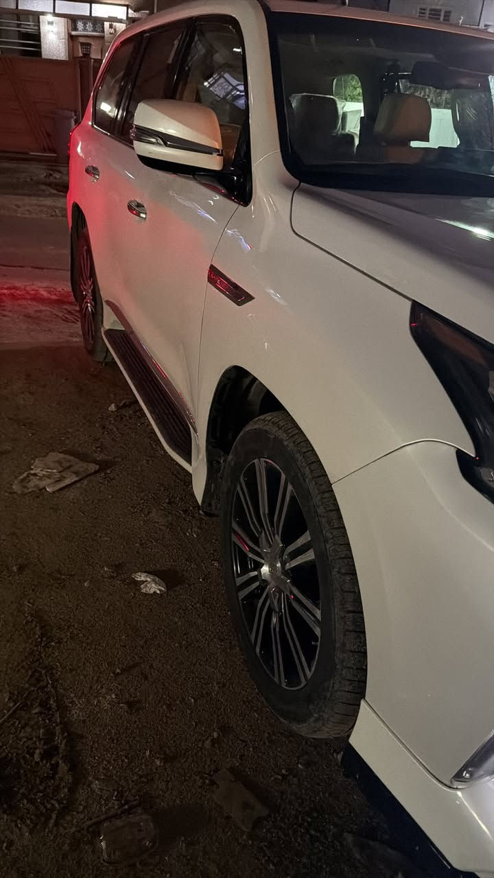 السلام عليكم الكزز موديل 21للبيع بيهه تبدل جاملغ وصبغ باب ومكانين بارد بسيط سعر قفل 57$
