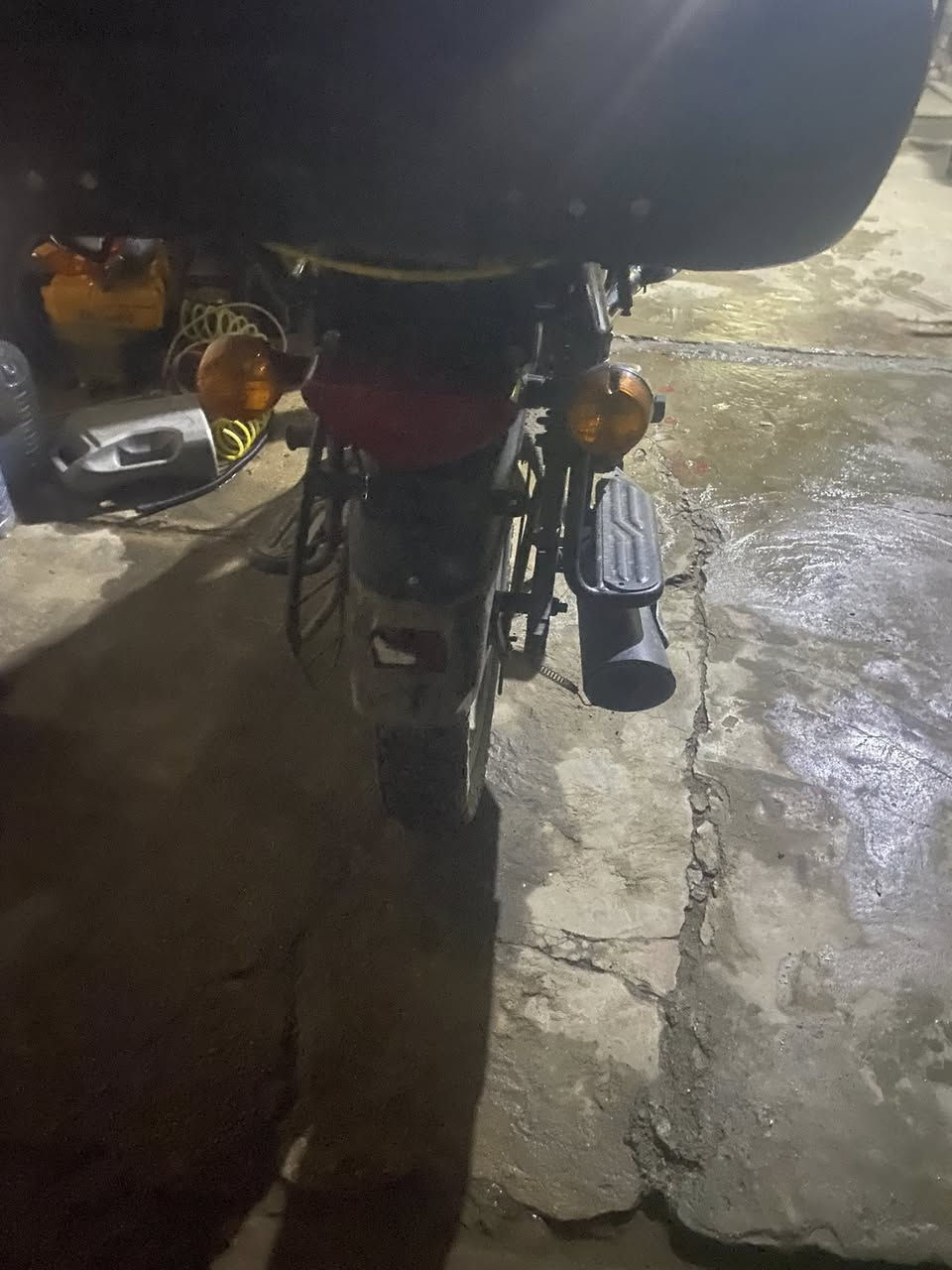 السلام عليكم بوكسر موديل 23 للبيع اوراق تالفه بالمطر وصاحب الدراجه الي مشتري من الشركه موجود والدراجه مكفوله سرقه وقانون ومن باب البيت تاخذ  الدراجه بيه ملاحضات بسيطه دوشمه كشن وصيتيه مال زنجيل بيه صندوك بلاستك كبير للاستفسار الاتصال *********** الدراجه سعره 900 بيه مجال حك الجيه
