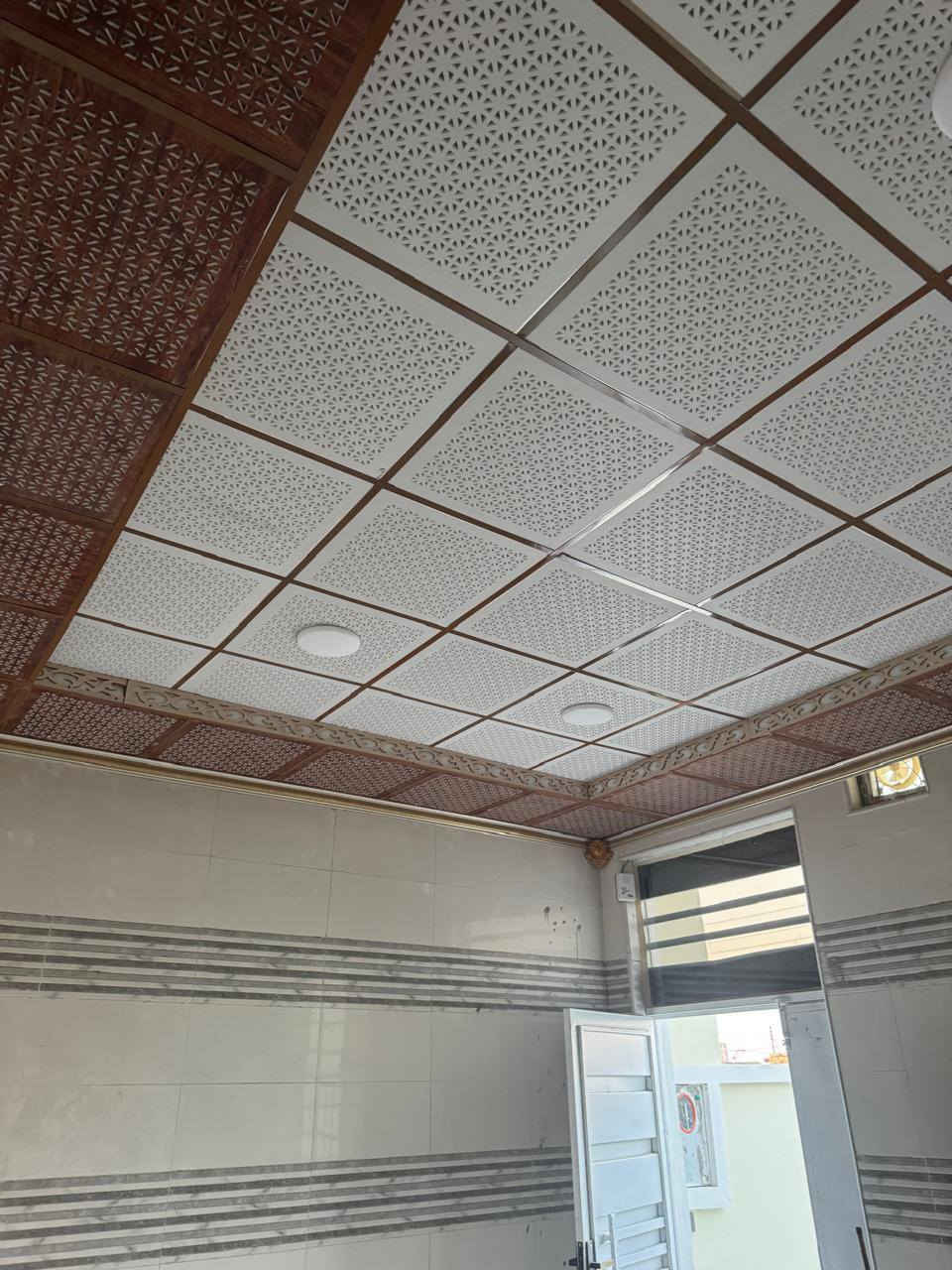 رمضان كريم  دار للبيع بحي سبل ثانيه زراعي مساحته 200 متر بناء حديث صب كونكريت ما مسكون قرب المدرسه جاهز ماي مجاري كهرباء مشمول بطويب يتكون من 2غرف نوم أو صاله ومطبخ واستقبال ومجموعة صحيات لاستفسار واتساب ***********
