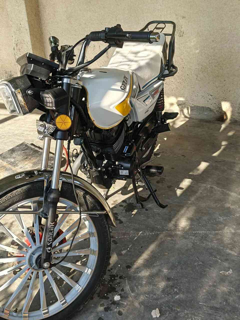 السلام عليكم دراجه سولنك موديل 2025مكينه 200 
مرقم بغداد دراجه مابيهة  نقص  ماشيه 6 الاف تحويل ثاني يوم السعر مليونين و150 الف و بيهة مجال متواجد
 زعفرانيه وتقاطع النهروان 
***********
