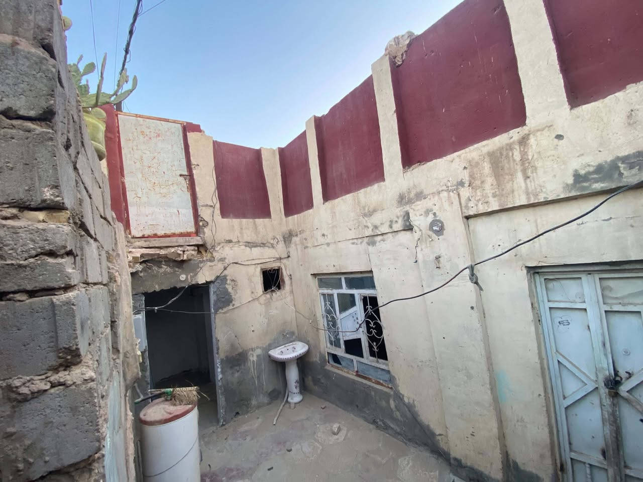 السلام عليكم  بيت للبيع مناسب جدا يتكون غرفتين وصاله ومطبخ وحمام  المكان مجمع عباس الربيعي  الباشيه طابو زراعي سند 25المساحه 100 ماء كهرباء وطني مولد  خط انترنيت 
***********صاحب الدار
