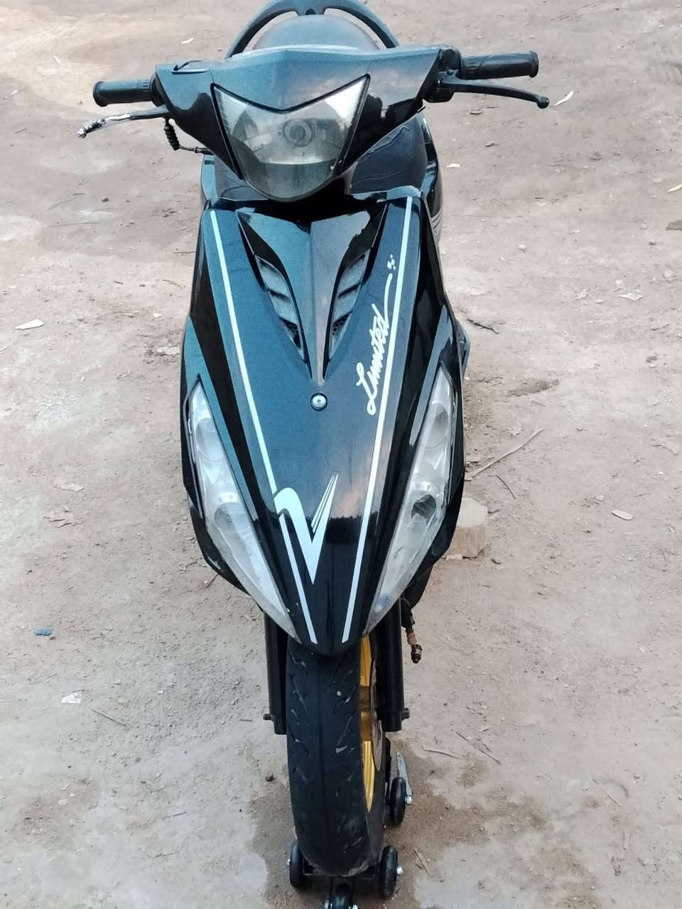 السلام عليكم ماكس مضلع 120 للبيع محرك بلاد مامفتوح  نهضه معدل نعومه خير من الله الدراجه كله بلاد ختم واحد برغي مامفتوح منهه تجي وتفحص السعر 950وبيهه مجال للشراي مكاني البصره الجزيره ***********
