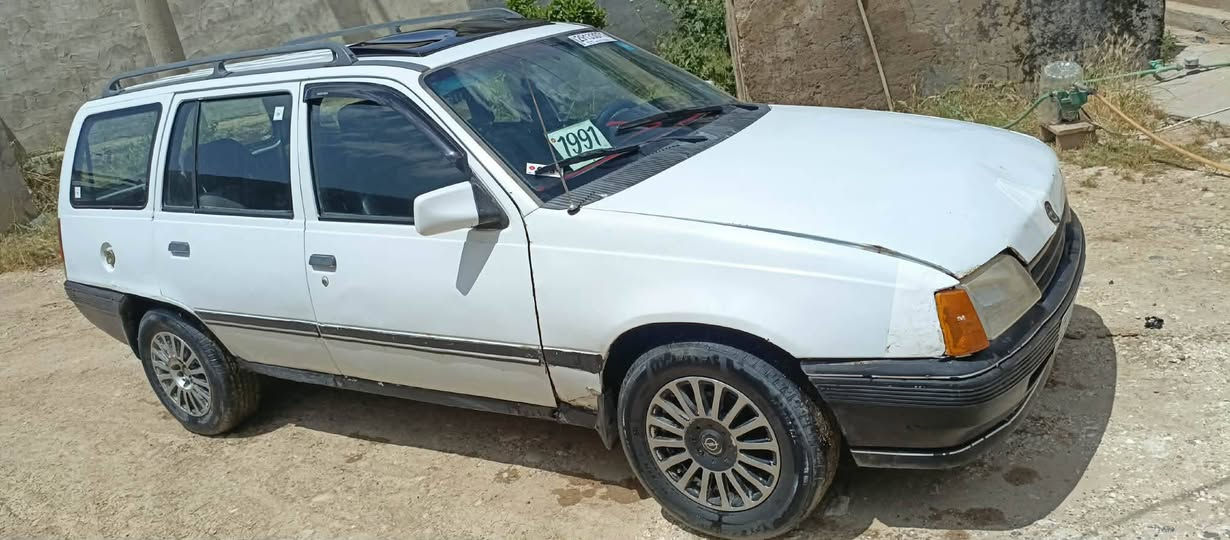 للبيع كاديت 16  كير ومحرك شرط رقم نكليزي  السعر 24 وبي مجال ***********
