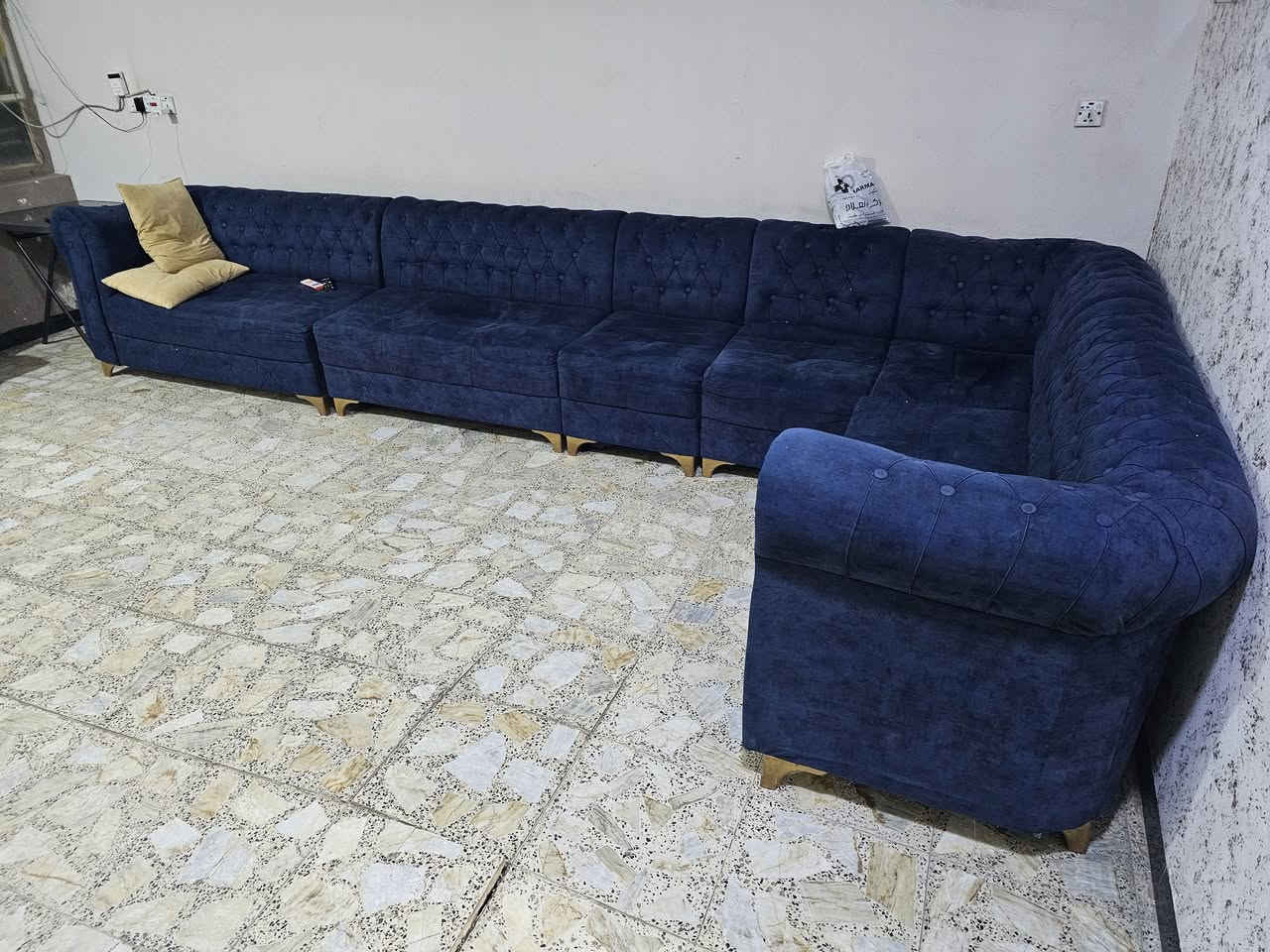 السلام عليكم 
تخم ديوان ١٠ مقاعد 
للبيع ٢٠٠ الف 
بغداد حي الخضراء 
***********
