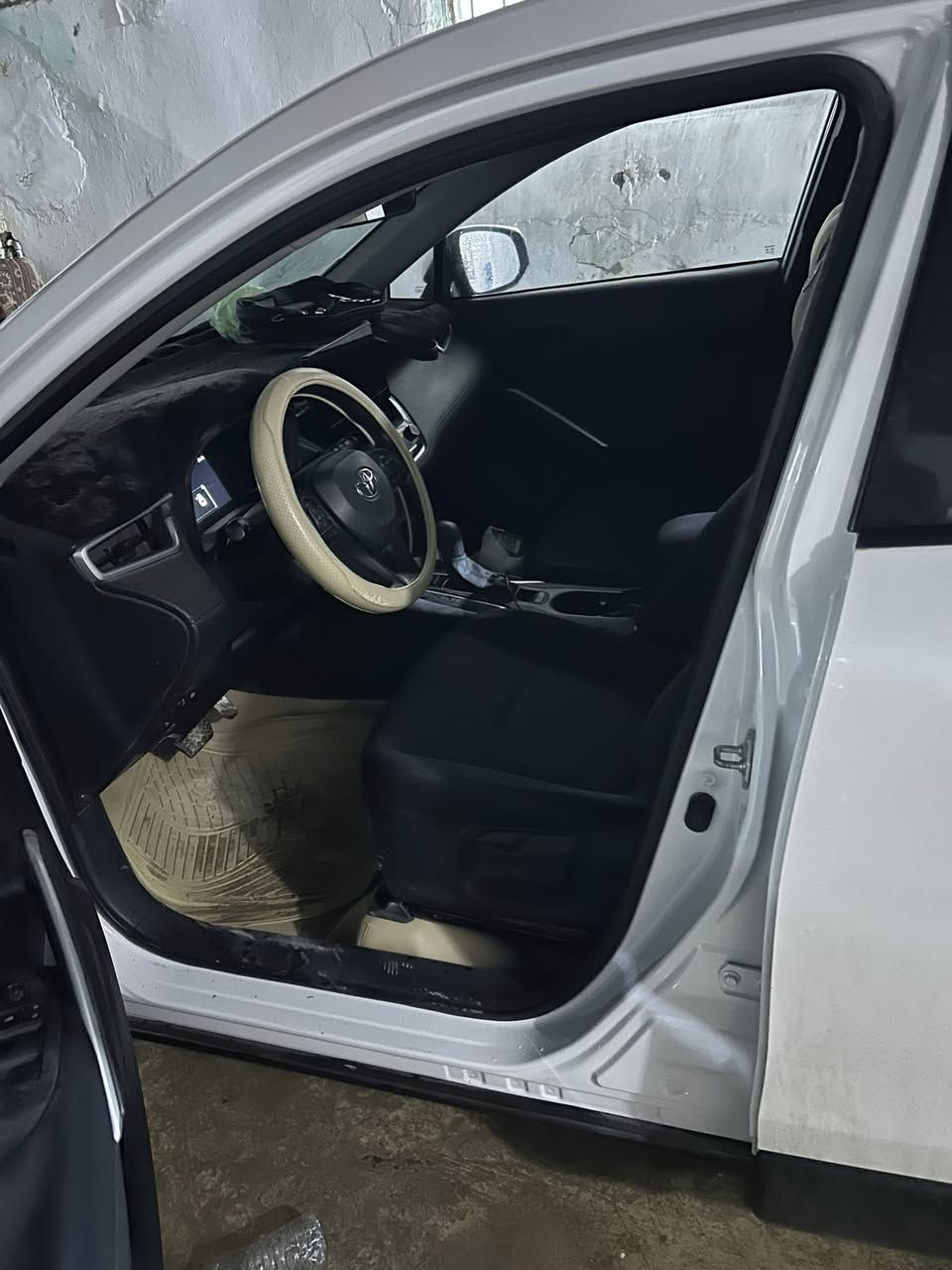 للبيع سيارة كروز موديل ٢٤رقم بغداد ماشيه ٣٠الف مكفول الاستفسار ***********
