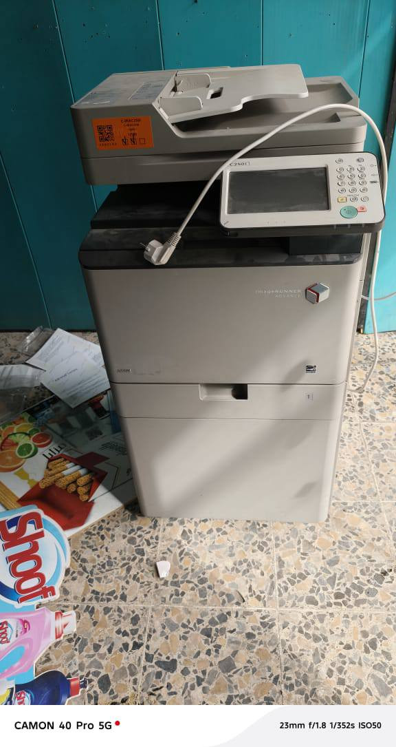 للبيع جهاز استنساخ تصفيه محل لعدم التفرغ له Canon c250i
مواصفات الجهاز 👇👇
جهاز استنساخ استخدام اوربي  
🎊 حبر باودر
🎊استنساخ طباعه// ملون وعادي//
🎊سكنر ارشفه
إليك أبرز المواصفات التقنية للجهاز:
1. الأداء والسرعة
سرعة الطباعة والنسخ: تصل إلى 25 صفحة في الدقيقة (ملون وأبيض وأسود) للقياس A4.  
وقت خروج أول نسخة: 8.4 ثانية (أبيض وأسود) و10.5 ثانية (ألوان).  
دقة الطباعة: تصل إلى 2400 \times 600 نقطة لكل بوصة (dpi).  
2. المواصفات الفنية (العتاد)
الشاشة: شاشة ملونة تعمل باللمس مقاس 7 بوصات (17.8 سم) قابلة للإمالة.  
المعالج: بسرعة 1.66 جيجاهرتز.  
الذاكرة (RAM): 2 جيجابايت.  
القرص الصلب (HDD): 160 جيجابايت (المساحة المتاحة للاستخدام 80 جيجابايت).  
3. التعامل مع الورق
سعة الورق القياسية: 650 ورقة (درج سعة 550 ورقة + درج يدوي سعة 100 ورقة).
السعة القصوى: يمكن زيادة السعة لتصل إلى 2,300 ورقة عبر إضافة أدراج إضافية.  
الطباعة على الوجهين (Duplex): متوفرة تلقائياً كخيار قياسي.  
وزن الورق المدعوم: من 60 إلى 220 جرام.  
4. المسح الضوئي (Scanning)
السرعة: تصل إلى 25 صورة في الدقيقة (أحادي وملون).
المميزات: إمكانية المسح الضوئي والإرسال المباشر إلى البريد الإلكتروني، المجلدات المشتركة، أو USB.
5. التوصيل والبرمجيات
المنافذ: USB 2.0، ووصلة شبكة Ethernet (1000Base-T).  
لغات الطباعة: تدعم UFRII وPCL5e/6 وAdobe PostScript 3.  
التوافق: متوافقة تماماً مع أنظمة Windows وMac، وتدعم الطباعة من الموبايل (عبر تطبيقات Canon).  مع. ميز. غير مستخدم    .


**إذا كنت صاحب هذا الإعلان وتريد حذفه لأي سبب، رجاءا أرسل رسالة إلى الدعم الفني**
