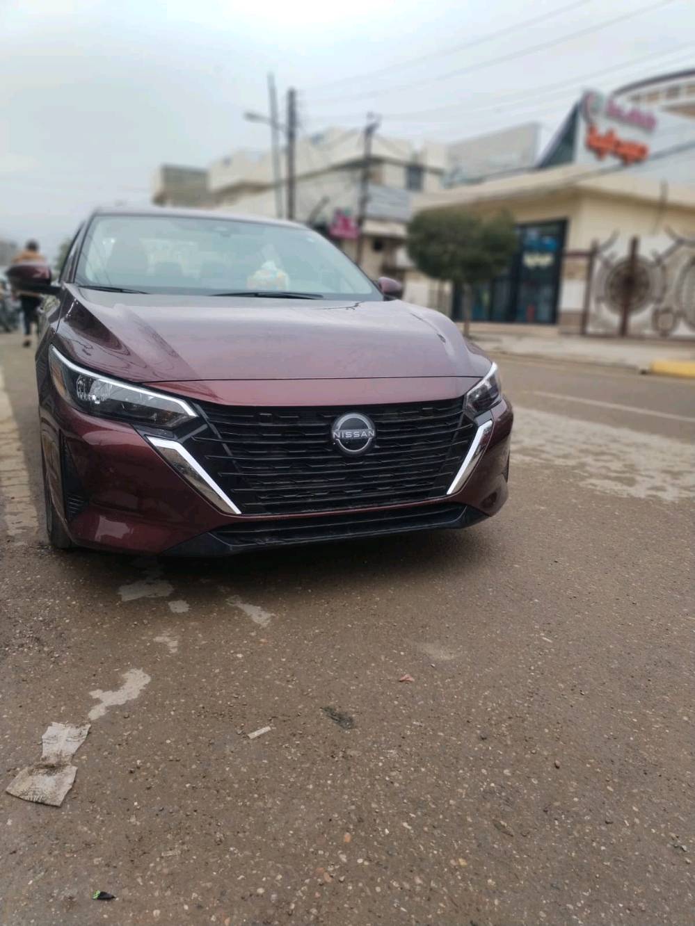 سيارتي نيسان سنترا موديل حديث لون عنابي بحالة ممتازة. تصميم أنيق ومبهر يلائم الاستخدام اليومي والرحلات الطويلة. السعر قابل للتفاوض وفيها مواصفات مميزة تضيف راحة وأمان أثناء القيادة. للمزيد من التفاصيل والتفاوض، تواصلوا معي.