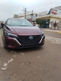 سيارتي نيسان سنترا موديل حديث لون عنابي بحالة ممتازة. تصميم أنيق ومبهر...