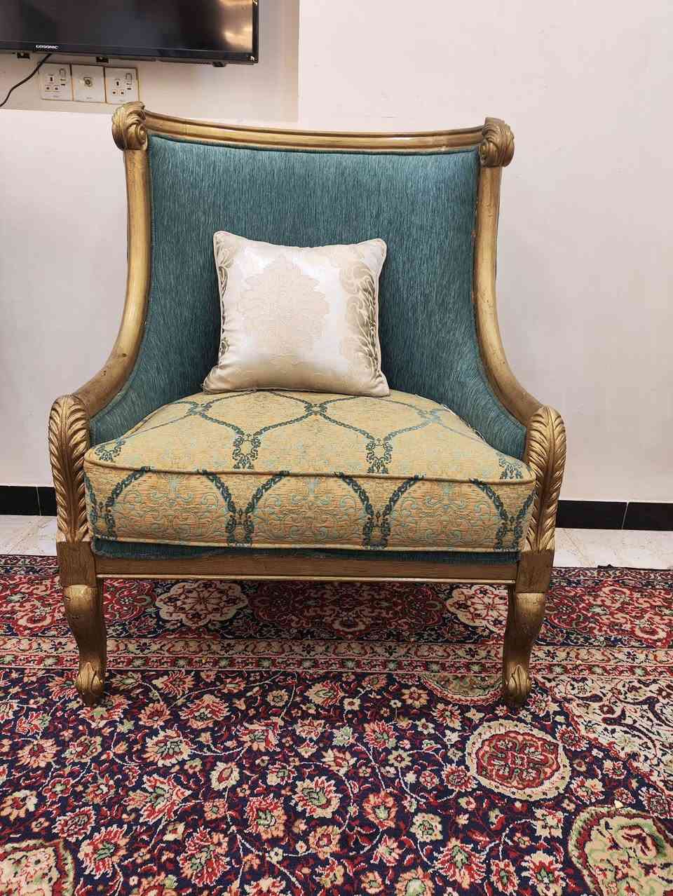 السلام عليكم تخم زان كويتي قماش وتر ابرو
12مقعد  قنفتين اكبار  مع كراسي ثنين مع طبلة كبيرة
نضافة نضيف جدا 
العنوان بغداد
تواصل على رقم *********** اوتساب او تصال
